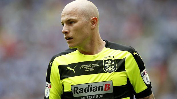 
                <strong>Aaron Mooy</strong><br>
                Er ist kein wirklicher Zugang, Mooy ist einer der Aufstiegshelden. Vor allem ist er für Manchester City ein Top-Geschäft. Im Sommer 2016 ablösefrei zu den Citizens gewechselt, verpflichtete Huddersfield den in der vergangenen Saison ausgeliehenen zentralen Mittelfeldmann nun für 9,1 Millionen Euro. Mooy war mit elf Scorerpunkten in 45 Spielen einer der Garanten für den Aufstieg.
              