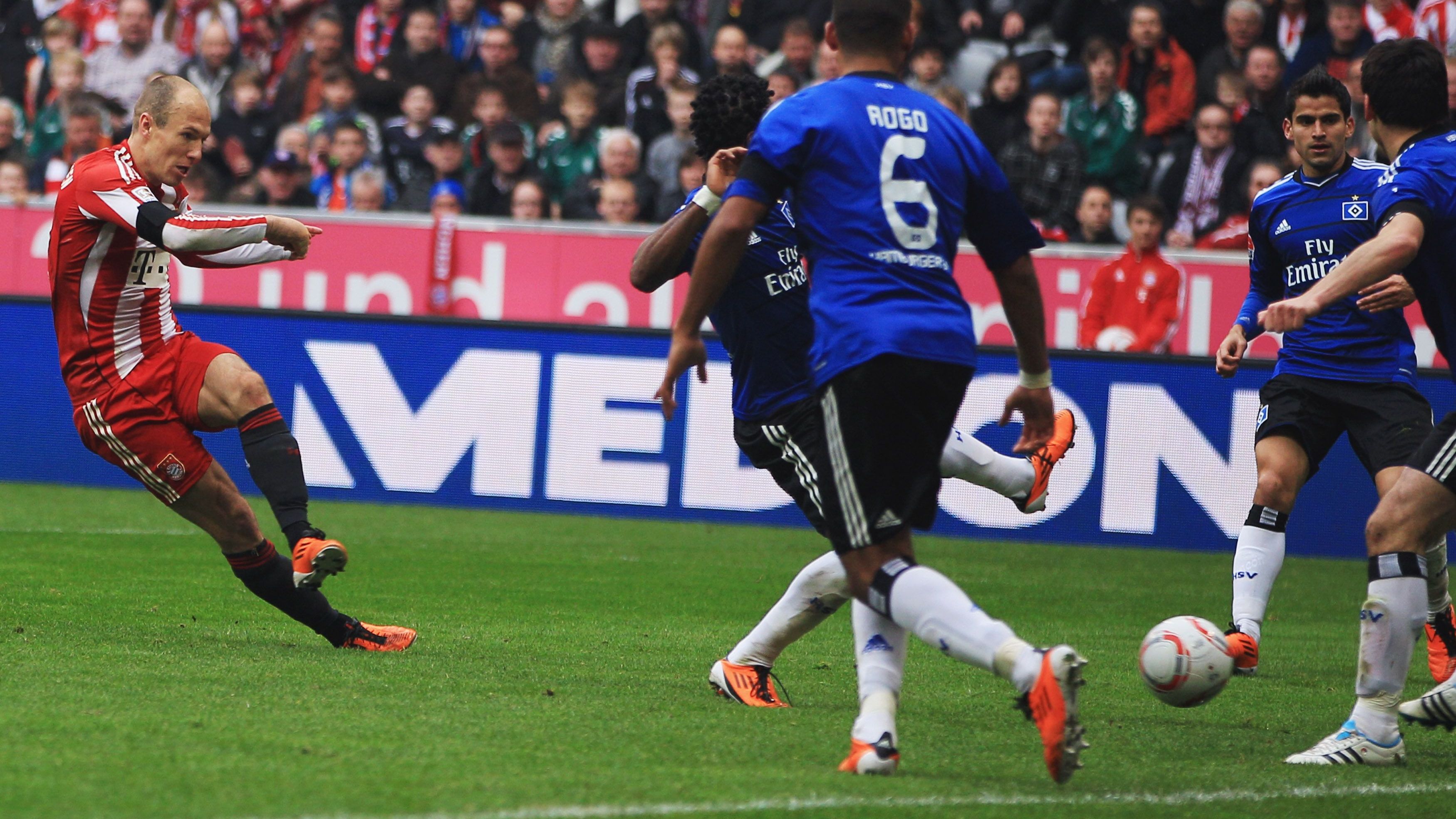 <strong>FC Bayern München - Hamburger SV 6:0 (12. März 2011)</strong><br>Knapp fünf Monate vor dem 0:5 gab es für die Hamburger in München sogar sechs Stück. Mann des Spiels war Bayerns Arjen Robben (li.) mit einem Dreierpack sowie einer Vorlage. Für den unrühmlichen Schlusspunkt sorgte der HSV dann auch noch selbst durch ein Eigentor zum 0:6 von Heiko Westermann.