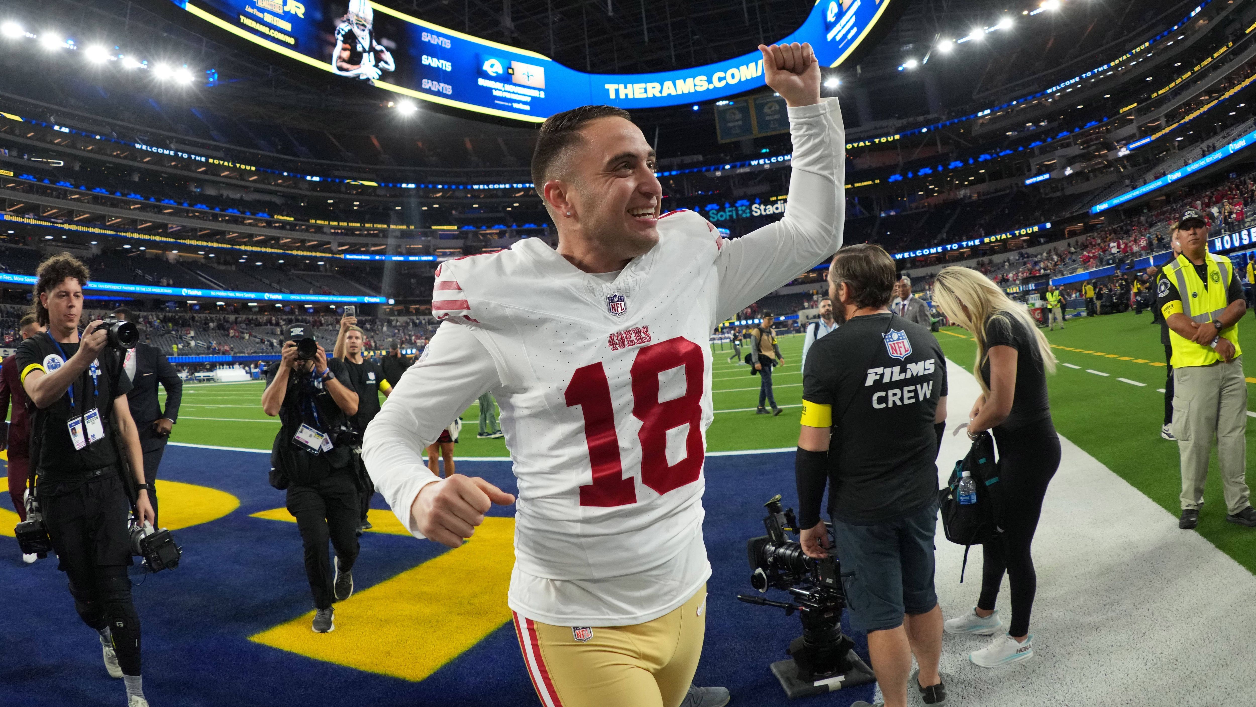 <strong>NFC Special Teams: Eddy Pineiro (K, San Francisco 49ers)</strong><br>Verwandelt alle vier Field Goals, darunter das entscheidende zum 26:23-Sieg in der Overtime gegen die Los Angeles Rams. Auch aus 59 Yards trifft er - das längste Field Goal des Spieltags. Auch die beiden Kicks für Extrapunkte sitzen.