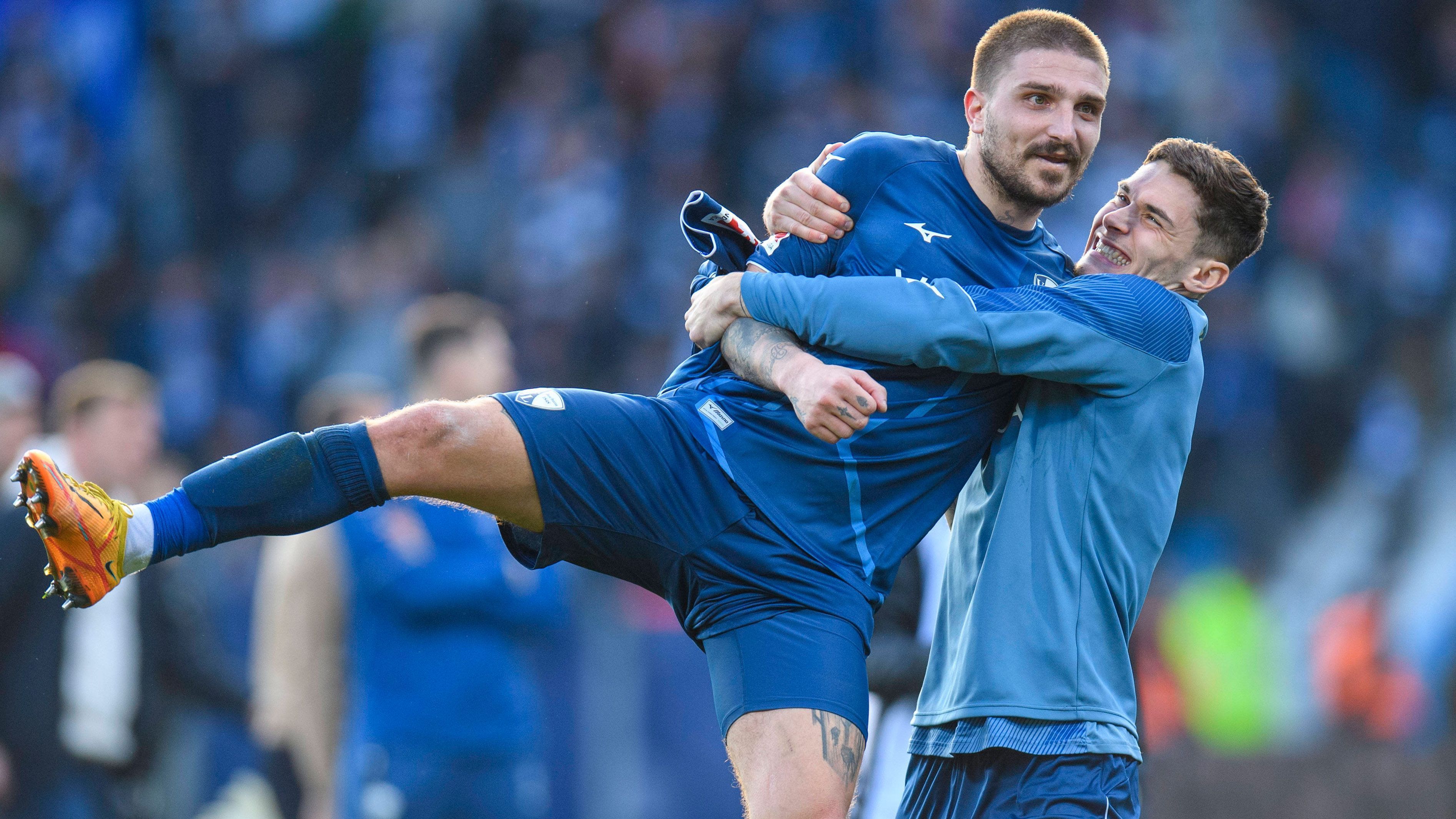 
                <strong>Gewinner: VfL Bochum</strong><br>
                Ein Coup gelang auch dem VfL Bochum beim 1:0-Erfolg über RB Leipzig. Gegen die Champions-League-Anwärter von Marco Rose hielten die Bochumer hinten die Null und damit drei immens wichtige Punkte im Pott. Ein Blick auf die Tabelle zeigt: Der VfL hat nun vier Punkte Abstand auf den Relegationsplatz. Zumindest ein kleines Pölsterchen.
              