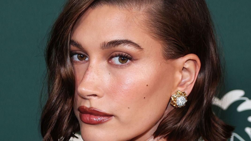 Hailey Bieber setzt auf den soften Effekt von brauner Mascara.