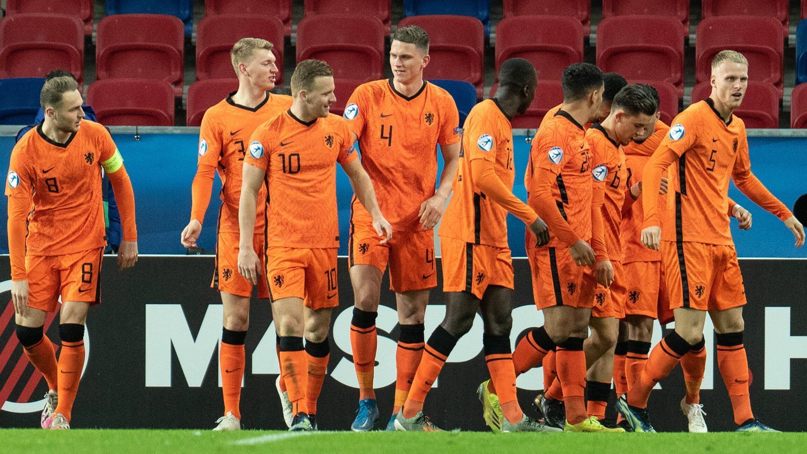 
                <strong>Niederlande </strong><br>
                Die Niederländer haben den ersten Platz der Gruppe A belegt. Die Mannschaft von Trainer Erwin van de Looi beendete die ersten beiden Gruppenspiele gegen Rumänien und Deutschland jeweils mit einem 1:1. Mit dem überragenden 6:1 im letzten Vorrundenspiel gegen Ungarn war das Ticket für das Viertelfinale dann gelöst. Das bessere Torverhältnis gegenüber Deutschland sicherte den jungen "Oranjes" Platz 1.
              