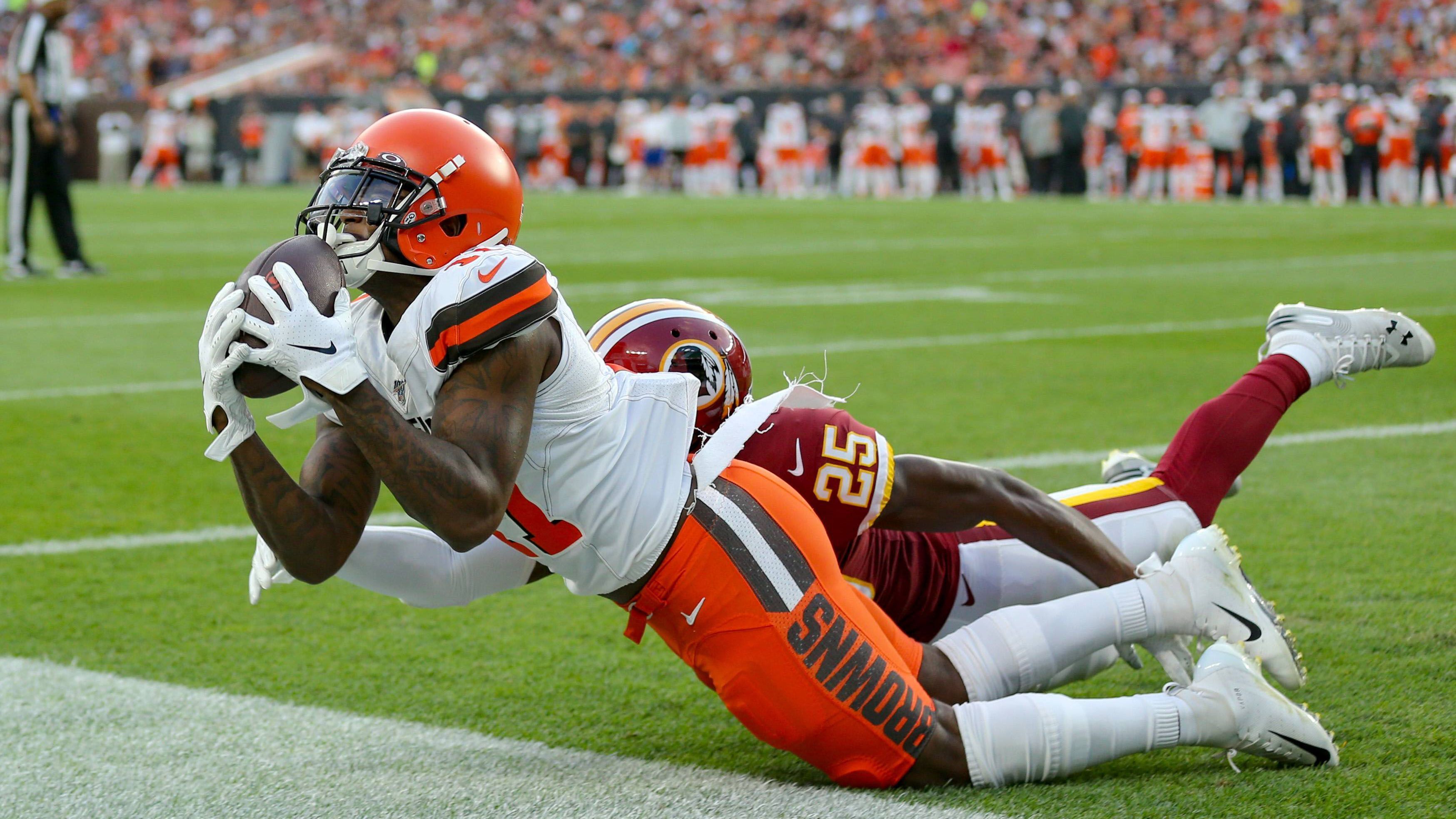 
                <strong>Antonio Callaway (Cleveland Browns)</strong><br>
                Antonio Callaway verpasst den Saisonauftakt. Der Wide Receiver der Cleveland Browns wurde wegen der Einnahme illegaler Substanzen für die ersten vier Spiele gesperrt. Das berichtet NFL-Insider Ian Rapoport. Die Sperre erklärt auch, warum Callaway beim Preseason-Auftakt nur mit der zweiten Garde auflief. In einem Statement akzeptiert Callaway die Sperre: "Ich übernehme die volle Verantwortung für meine Taten. Ich habe einen Fehler gemacht. Ich habe bereits Schritte eingeleitet, damit dieses Verhalten nicht erneut vorkommt. Ich danke den Cleveland Browns dafür, dass sie hinter mir stehen und mich unterstützen."
              