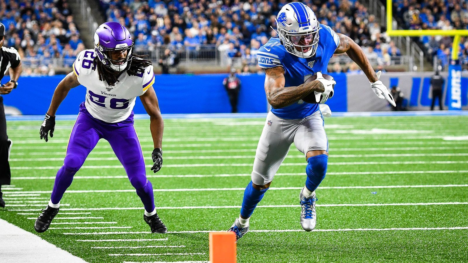 
                <strong>Wide Receiver: Marvin Jones</strong><br>
                Marvin Jones erlebte gegen die Minnesota Vikings einen kuriosen Tag. Der Wide Receiver fing jeden der vier Touchdown-Pässe von Quarterback Matthew Stafford und konnte sich nach dem Spiel trotzdem nicht über seine außergewöhnliche Leistung freuen. Denn die Detroit Lions verloren das Spiel mit 30:42. Doch im Fantasy Manager zählt die Mannschaftsleistung glücklicherweise nicht. Vier Touchdowns bei 93 Receiving Yards reichen zum ersten Platz unter den Wide Receivern.Gesamtpunktzahl: 33
              