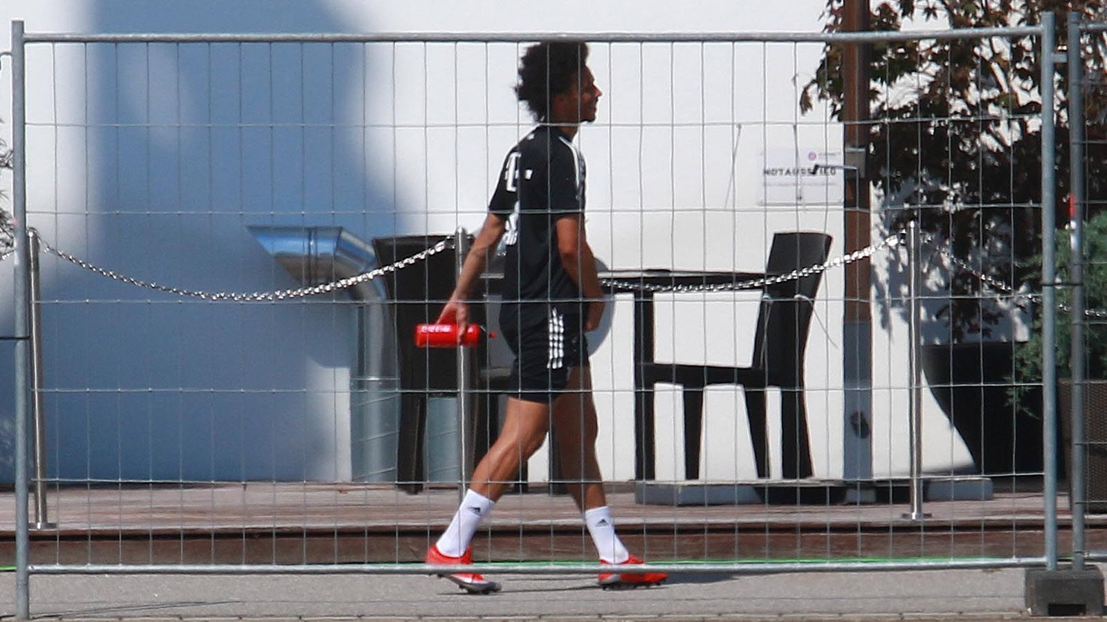 
                <strong>FC Bayern</strong><br>
                Kein Rolle spielt hingegen Neuzugang Leroy Sane, der aufgrund der UEFA-Statuten noch nicht für die Münchner spielberechtigt ist. Doch auch der deutsche Nationalspieler wird sicherlich genau hinschauen, wenn seine zukünftigen Teamkameraden zunächst den 3:0-Vorsprung aus dem Hinspiel gegen den FC Chelsea verteidigen wollen. 
              