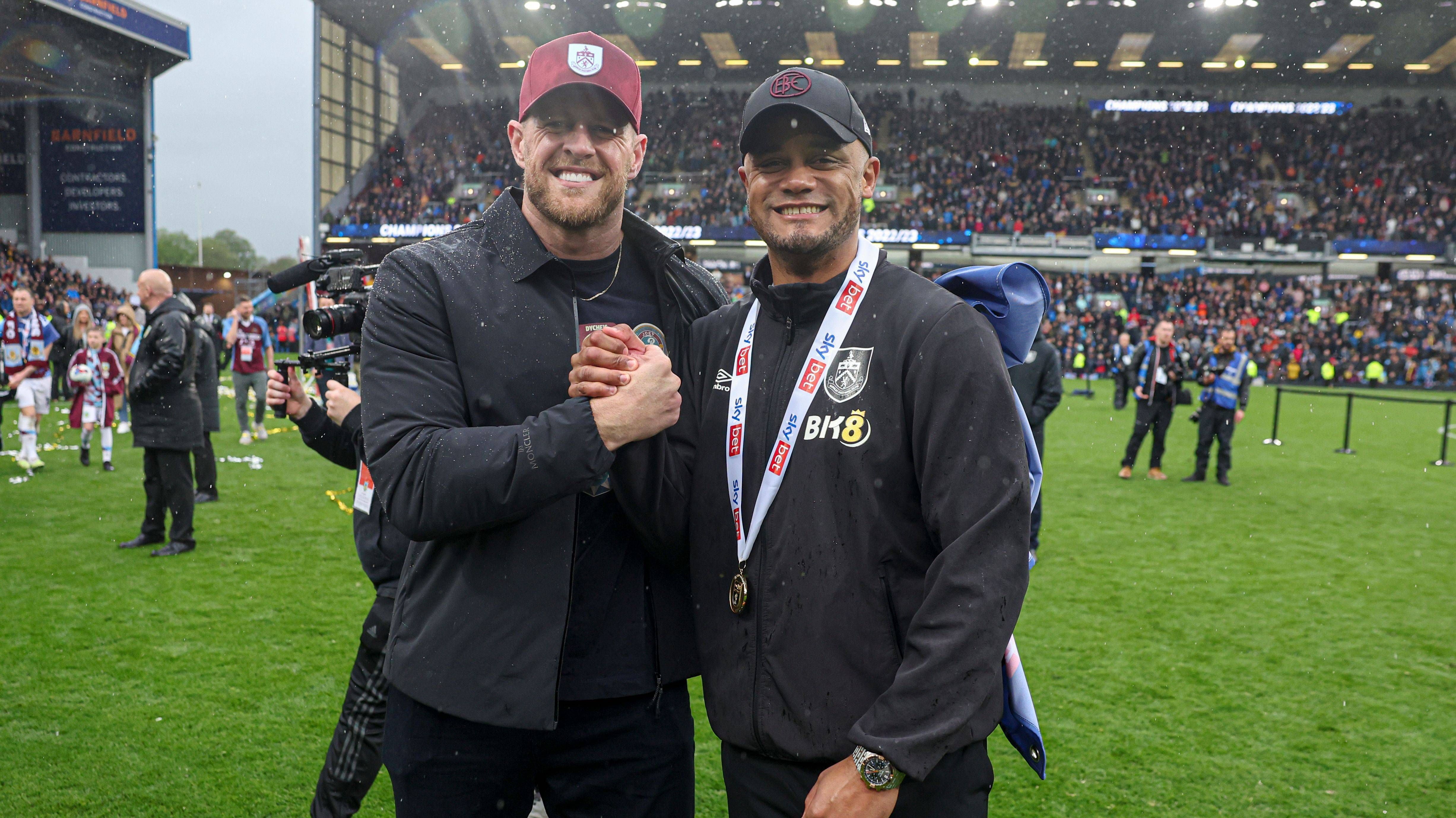 <strong>J. J. Watt (FC Burnley)</strong><br>Ex-NFL-Star J.J. Watt und seine Ehefrau und Profifußballerin Kealia Watt wurden im Mai 2023 als Investoren des englischen Klubs FC Burnley angekündigt. Einen viel besseren Zeitpunkt hätten sich die Watts kaum aussuchen können: Einige Tage später feierte die seinerzeit vom heutigen Bayern-Coach Vincent Kompany trainierte Mannschaft die ELF-Championship-Meisterschaft und den Aufstieg in die Premier League.