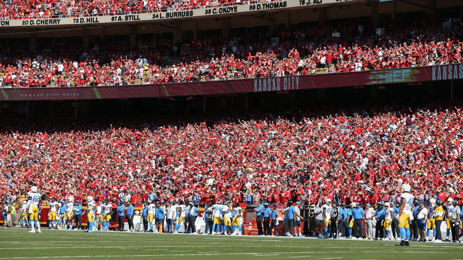 
                <strong>Kansas City Chiefs Grund 2: Das lauteste Stadion in der NFL</strong><br>
                Im Jahr 2014 wurde bei einem Regular Season Game im Arrowhead Stadium zu Kansas City die Lautstärke von 142,2 Dezibel gemessen. Diese Lautstärke steht im Guiness Buch der Rekorde als offizieller Weltrekord für ein Football-Spiel. KC-Fans lieben also laute Atmosphäre und hassen die Gesundheit ihres eigenen Trommelfells.
              