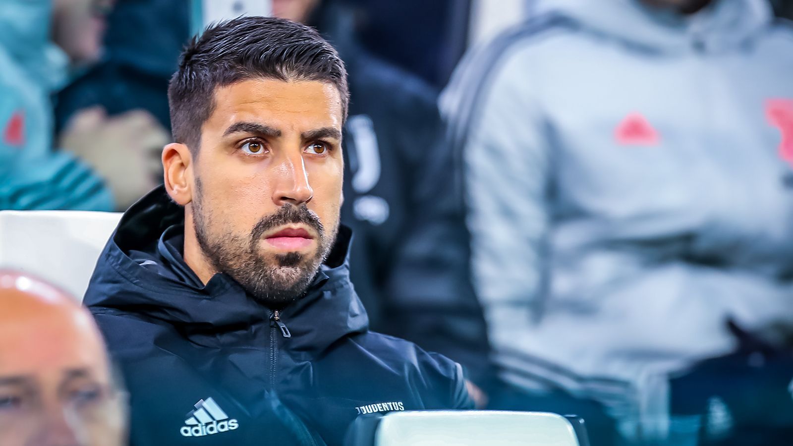 
                <strong>Vertrag von Sami Khedira soll aufgelöst werden</strong><br>
                Juve will den deutschen Routinier loswerden. Dieser soll sich aber gegen eine Vertragsauflösung entschieden haben und versucht, um seinen Platz zu kämpfen. Aufgrund von mehreren Verletzungen kam der ehemalige Stuttgarter in der letzten Saison auf nur 18 Einsätze. 
              