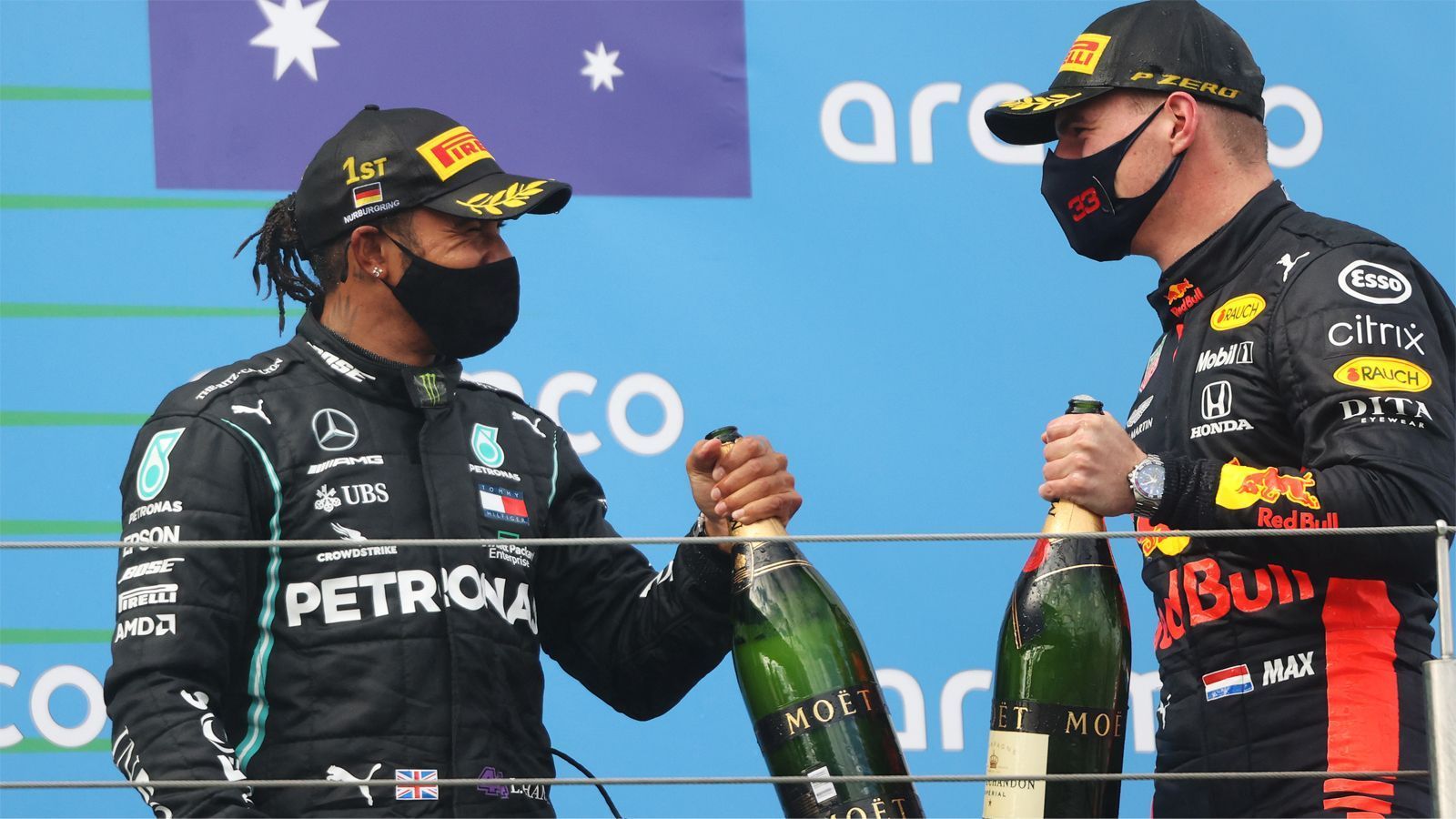 
                <strong>Wer gewinnt?</strong><br>
                Eigentlich müsste das Mercedes sein: Aufgrund der Coronakrise gehen die Teams mit sehr ähnlichen Autos wie im vergangenen Jahr an den Start, die Dauersieger um Lewis Hamilton galten damit als klare Favoriten. Dann allerdings kamen die Testfahrten in Bahrain - und da offenbarte Mercedes doch einige Probleme! Vor allem mit der Balance des Autos. Ein paar Aufgaben mussten die Teams nämlich doch lösen, die Aerodynamik vor allem am Unterboden unterliegt neuen Regeln. Das schafft Raum für Innovation, aber für Fehler. Vor allem Red Bull mit Max Verstappen dürfte erster Nutznießer einer möglichen Mercedes-Schwäche sein.
              