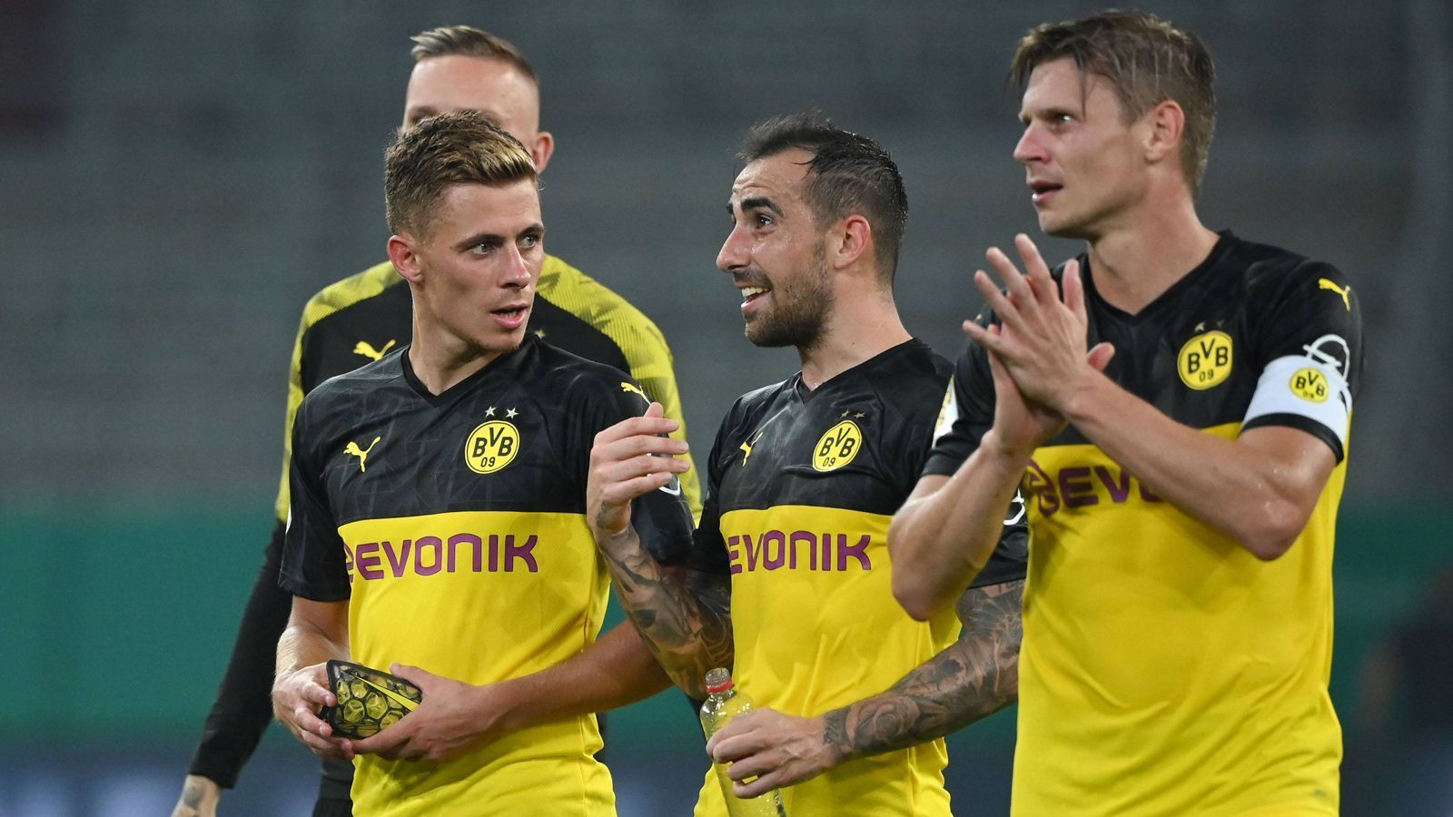 
                <strong>Platz 1: Borussia Dortmund</strong><br>
                Man kann nicht meckern: In der Vorbereitung blieb der BVB ungeschlagen, die Zugänge um Thorgan Hazard, Nico Schulz, Julian Brandt und Mats Hummels wurden zudem gut integriert. Vom Supercup-Sieg gegen die Bayern kann sich der BVB nichts kaufen, von der Frühform möglicherweise schon mehr. Die Titelambitionen wurden auf jeden Fall schon mal unterstrichen.ran-Formbarometer: 86 Prozent.
              