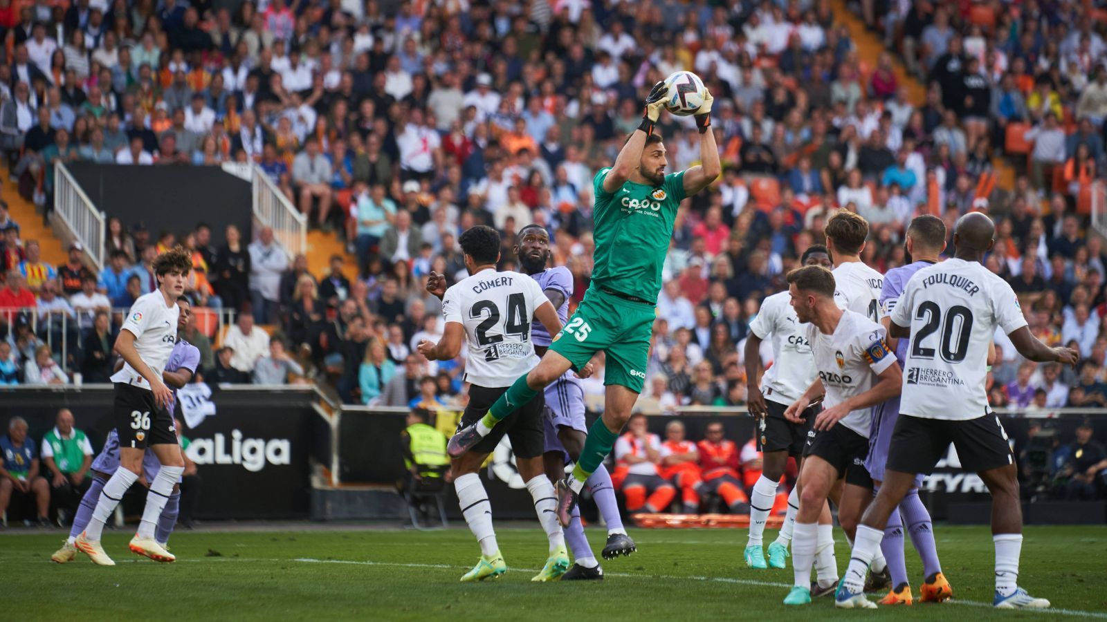 
                <strong>Georgien: Giorgi Mamardashvili (FC Valencia)</strong><br>
                &#x2022; Torwart<br>&#x2022; 22 Jahre alt (2000)<br>&#x2022; Sieben Länderspiele für Georgiens U21-Nationalmannschaft<br>&#x2022; Marktwert: 25 Millionen Euro<br>
              