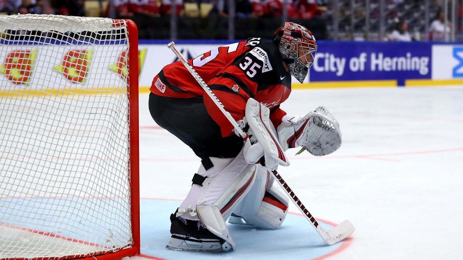 
                <strong>Kanada: 12 Spieler nicht älter als 22 Jahre</strong><br>
                Im Angriff ist Adam Henrique von den Anaheim Ducks mit 31 Jahren der älteste und namhafteste Spieler, aber auch hier sind sieben Spieler nicht älter als 22. Immerhin ist mit Connor Brown ein 20-Tore-Stürmer im 28-Mann-Kader und mit Darcy Kuemper (Foto) steht der Stammkeeper der Arizona Coyotes im Tor der Kanadier, der auch den Wechsel auf die große Eisfläche kennt.
              