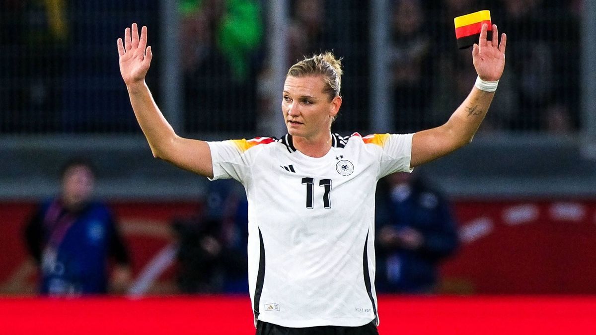 Alexandra Popp (Deutschland, 11) verabschiedet sich bei den Fans, GER, Deutschland vs. Australien, DFB Fussball Frauen Nationalmannschaft, Laenderspiel, 28.10.2024. DFB REGULATIONS PROHIBIT ANY USE...