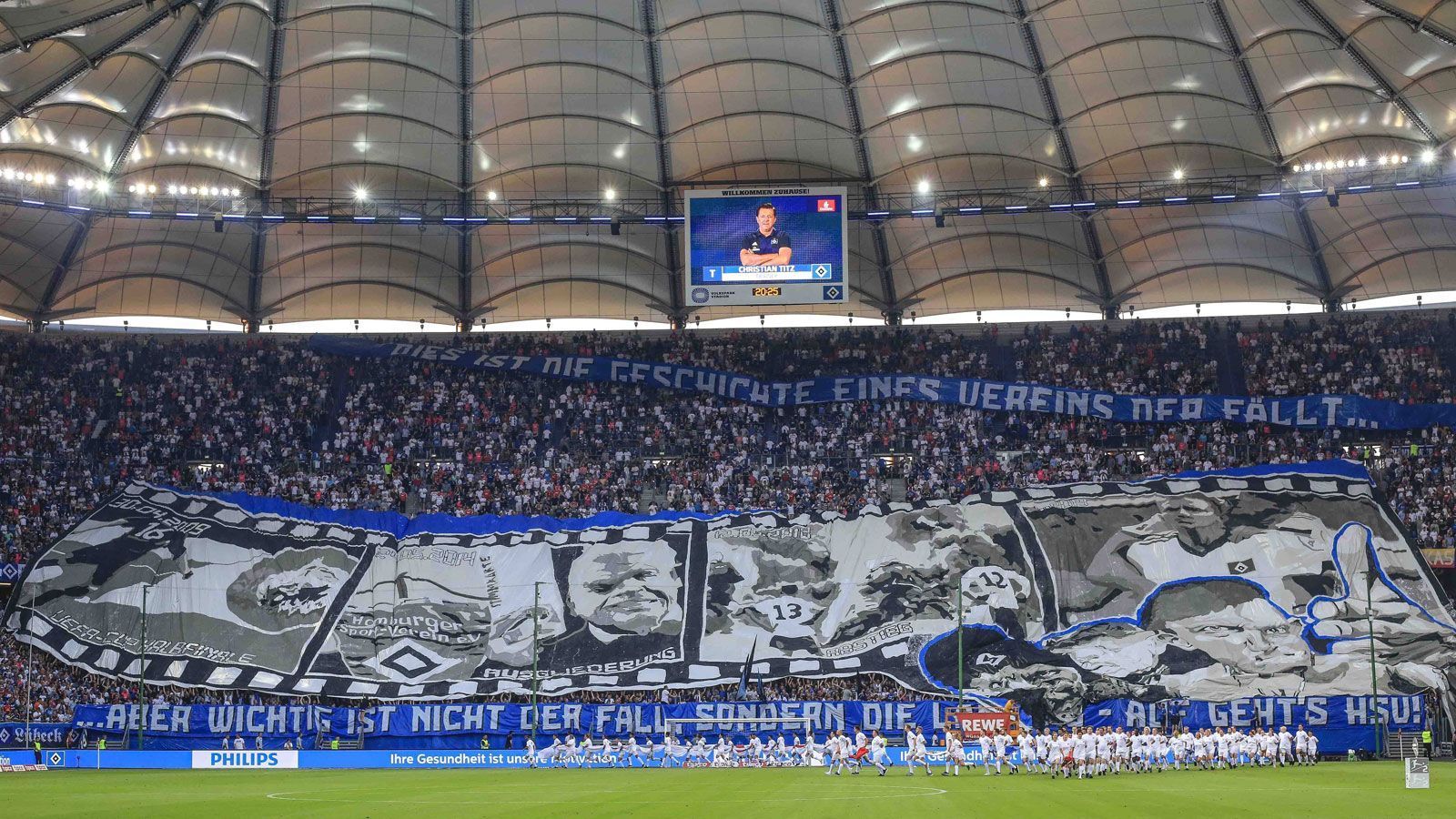 
                <strong>Image: Hamburger SV</strong><br>
                In der öffentlichen Wahrnehmung wurde der Hamburger SV oftmals als Chaosklub bezeichnet. Ständige Machtkämpfe um Führungspositionen, ein Zwist mit Investor Klaus-Michael Kühne, ein hoher Trainerverschleiß - die Rothosen lieferten vor allem seit dem Abstieg aus der Bundesliga immer wieder neue Schlagzeilen abseits des Platzes. Auch das sportlich enttäuschende Abschneiden in den vergangenen Saisons mit zwei verpassten Aufstiegen in die deutsche Eliteklasse tragen ihren Teil dazu bei, dass der HSV nach wie vor als eines der Sorgenkinder im deutschen Profifußball betrachtet wird.
              