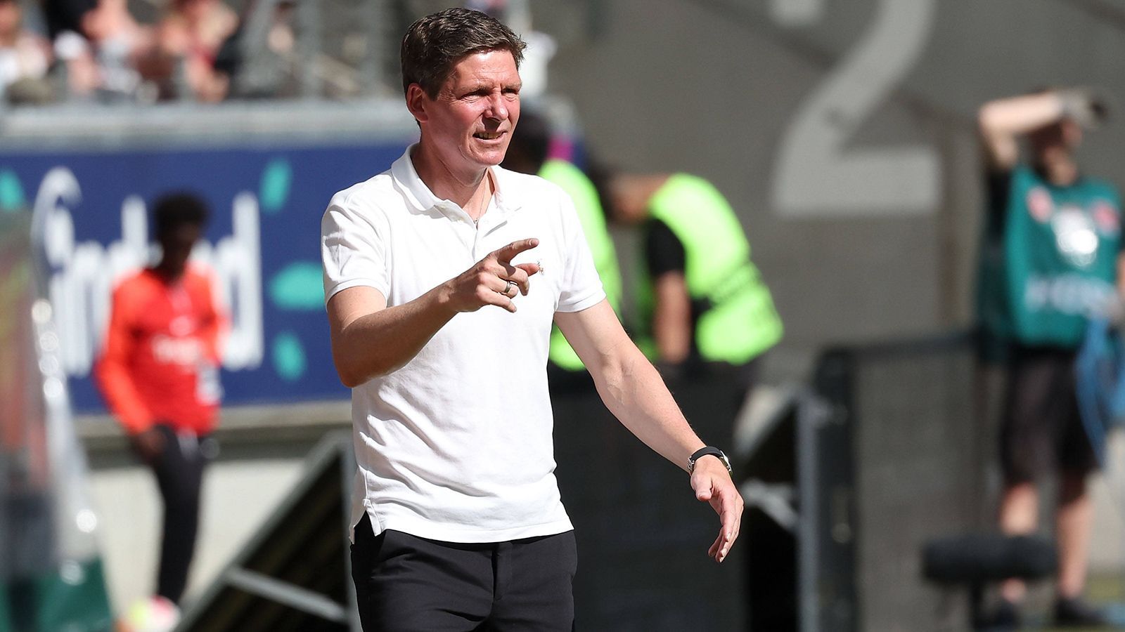 
                <strong>Oliver Glasner (vereinslos) </strong><br>
                Mit dem DFB-Pokalfinale hat Oliver Glasner das letzte Spiel als Coach von Eintracht Frankfurt bestritten – für ihn leider ohne "Happy End". Anfang Mai hatte der Verein die Trennung zum Saisonende bestätigt. Glasner holte mit den "Adlern" in der letzten Saison die Europa League, was ihn bereits in den Fokus der internationalen Top-Klubs rückte und schaffte mit der SGE in diesem Jahr sogar den Sprung ins Achtelfinale der "Königsklasse", wo der Klub jedoch gegen Neapel ausschied.
              