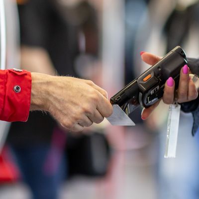 Eine Fahrkartenkontrolleurin (r) kontrolliert mit einem elektronischen Lesegerät in der Nürnberger U-Bahn den Fahrschein eines Fahrgastes. 