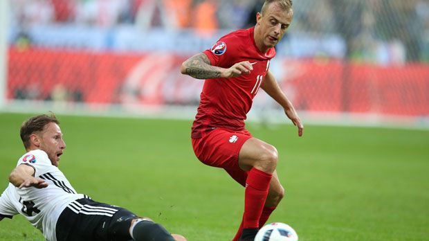 
                <strong>Kamil Grosicki</strong><br>
                Kamil Grosicki: Nicht so auffällig wie Kuba auf der anderen Seite. Wenn er mal an den Ball kam, konnten ihn die DFB-Spieler aber nur schwer trennen. Machte das Spiel schnell. Hatte früher Feierabend, weil er nach 87 Minuten für Peszko weichen musste. ran-Note: 3
              