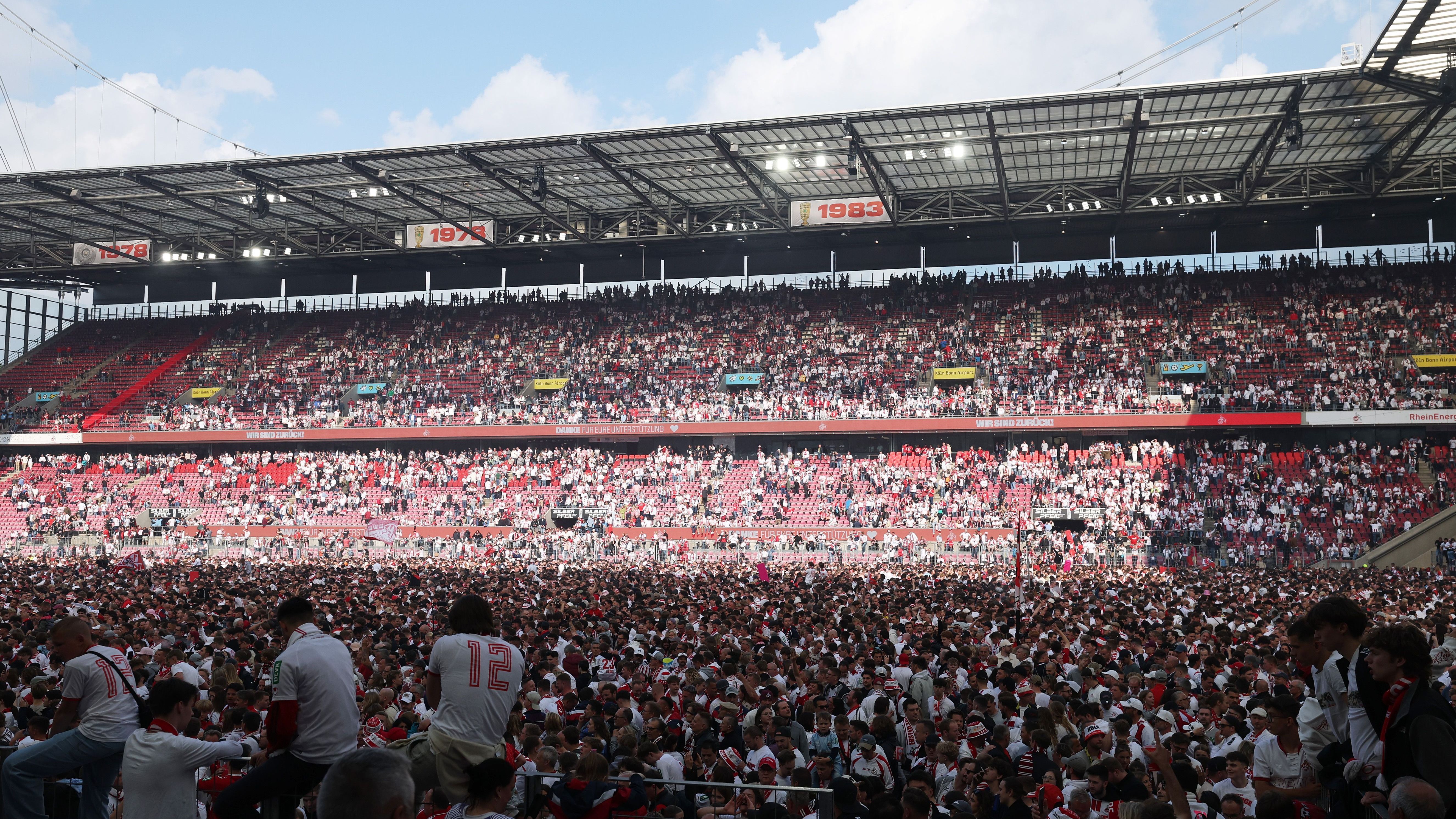 <strong>Platzsturm nach dem Schlusspfiff</strong><br>Natürlich ließen es sich die Fans in Köln nicht nehmen, pünktlich zum Abpfiff am Sonntagnachmittag den Rasen zu stürmen und den Aufstieg bzw. Meistertitel zu feiern.