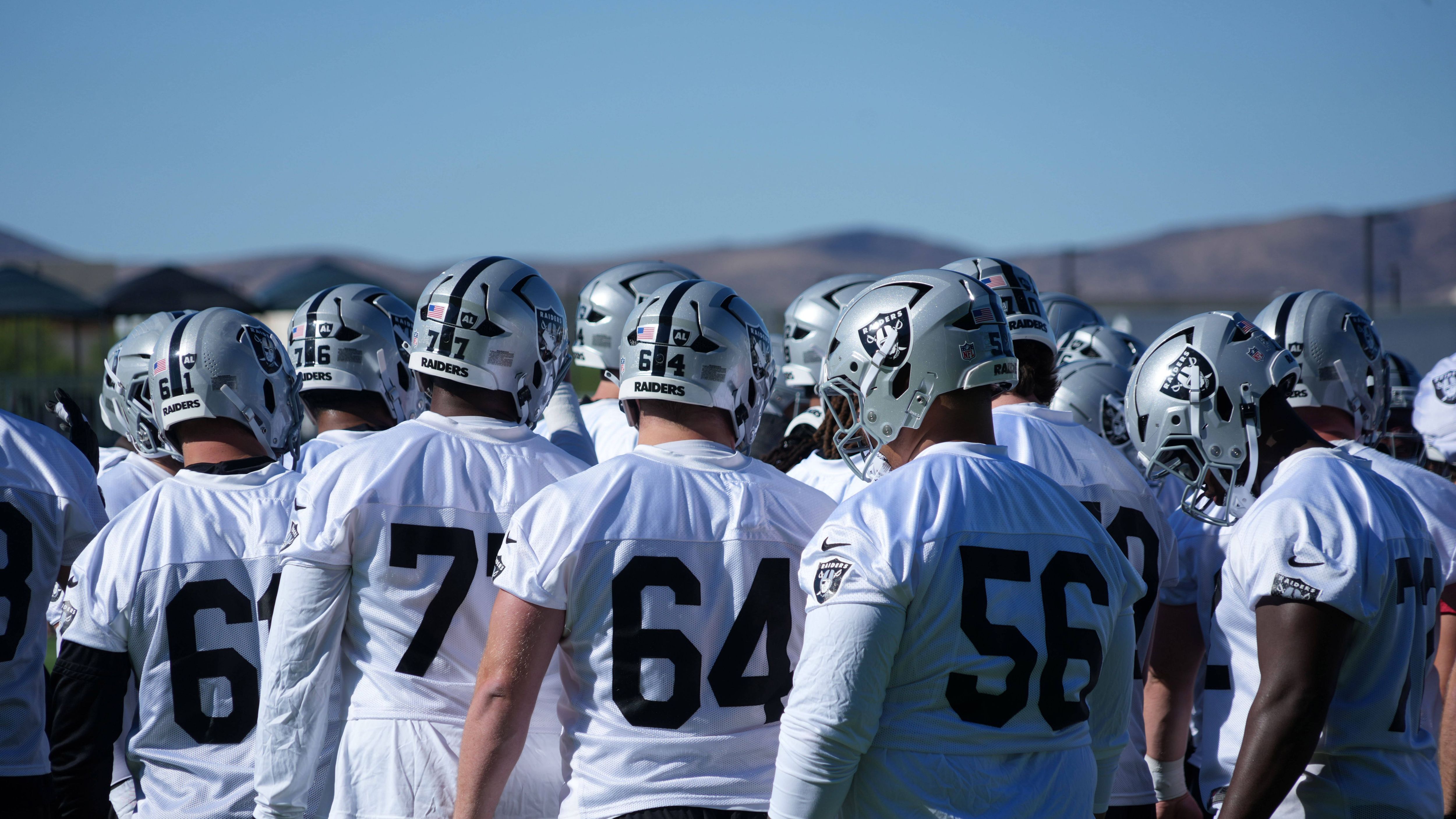 <strong>Las Vegas Raiders: Ersatz für Christian Wilkins im Kader?</strong><br>Mit einem Knall haben sich die Las Vegas Raiders überraschend von Christian Wilkins getrennt. Der Abgang hinterlässt wortwörtlich eine große Lücke in der Defensive Line. Las Vegas angelte sich jüngst Keondre Coburn. Auch Routinier Leki Fotu könnte als Starter auflaufen. Fünftrunden-Pick Tonka Hemingway dürfte Außenseiter-Chancen haben.
