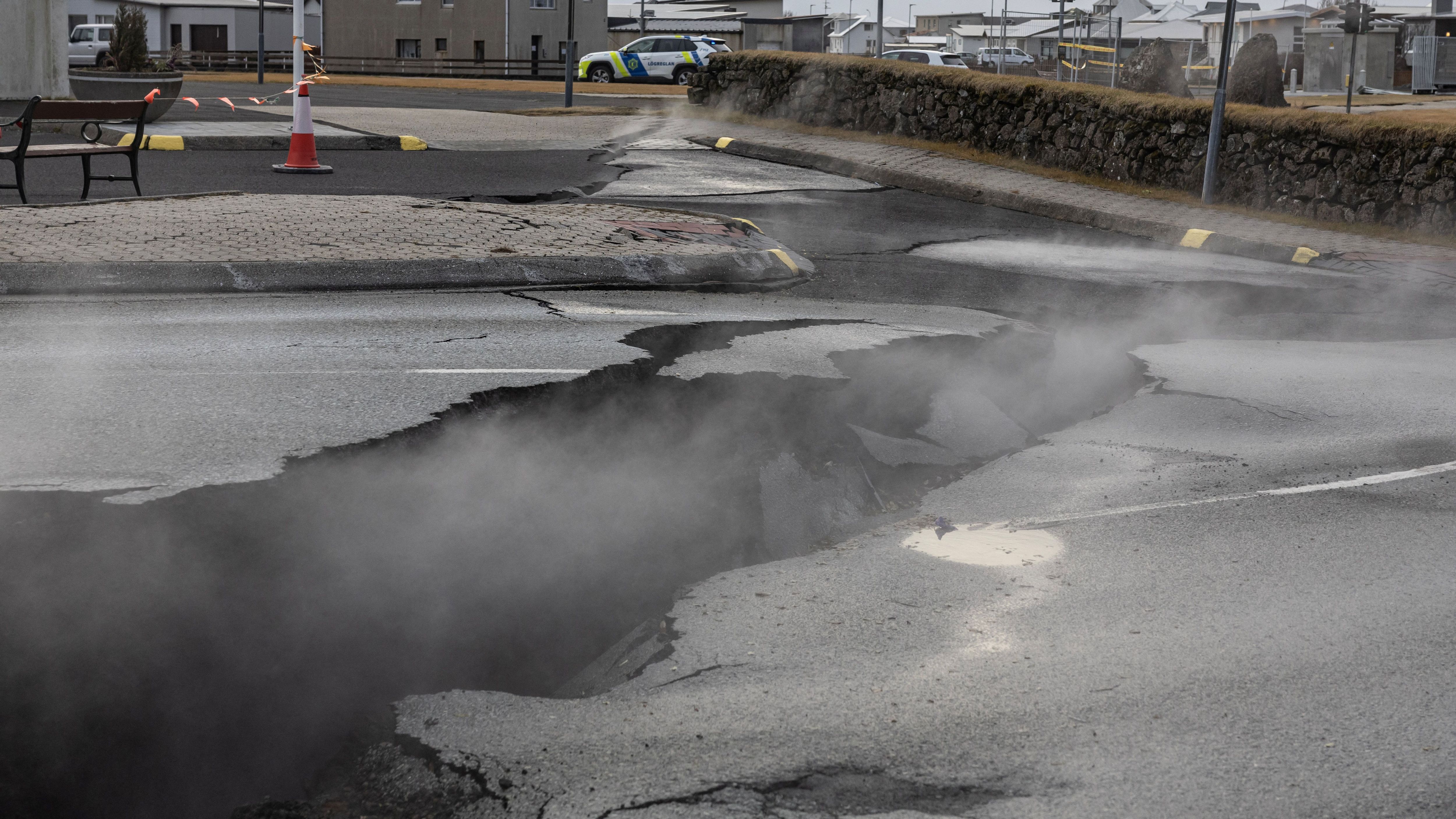 Aus den Rissen in Grindavik steigt Rauch auf.