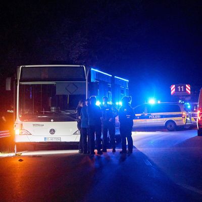 Frau sticht auf Busfahrgäste ein