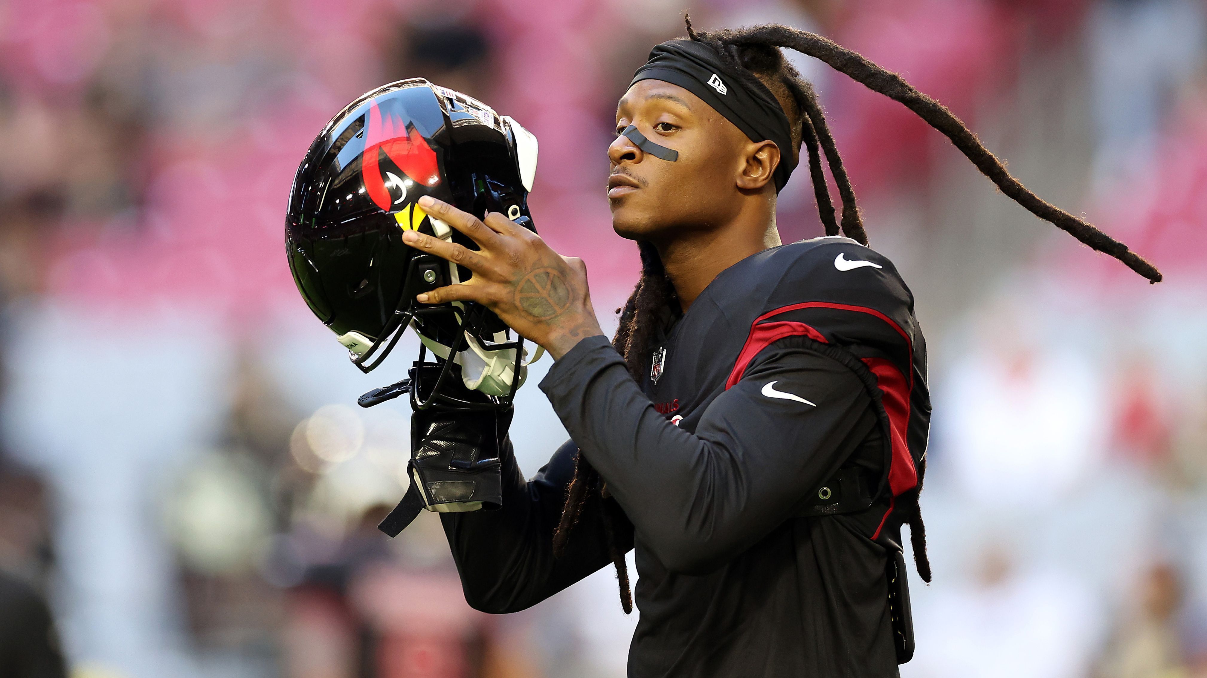 
                <strong>DeAndre Hopkins: Details zum Vertrag bei den Tennessee Titans</strong><br>
                Hopkins und die Titans haben sich nach Angaben von NFL-Insider Ian Rapoport auf einen Zweijahresvertrag über 26 Millionen Dollar geeinigt, das Gehalt kann über diverse Bonuszahlungen aber noch ansteigen.
              