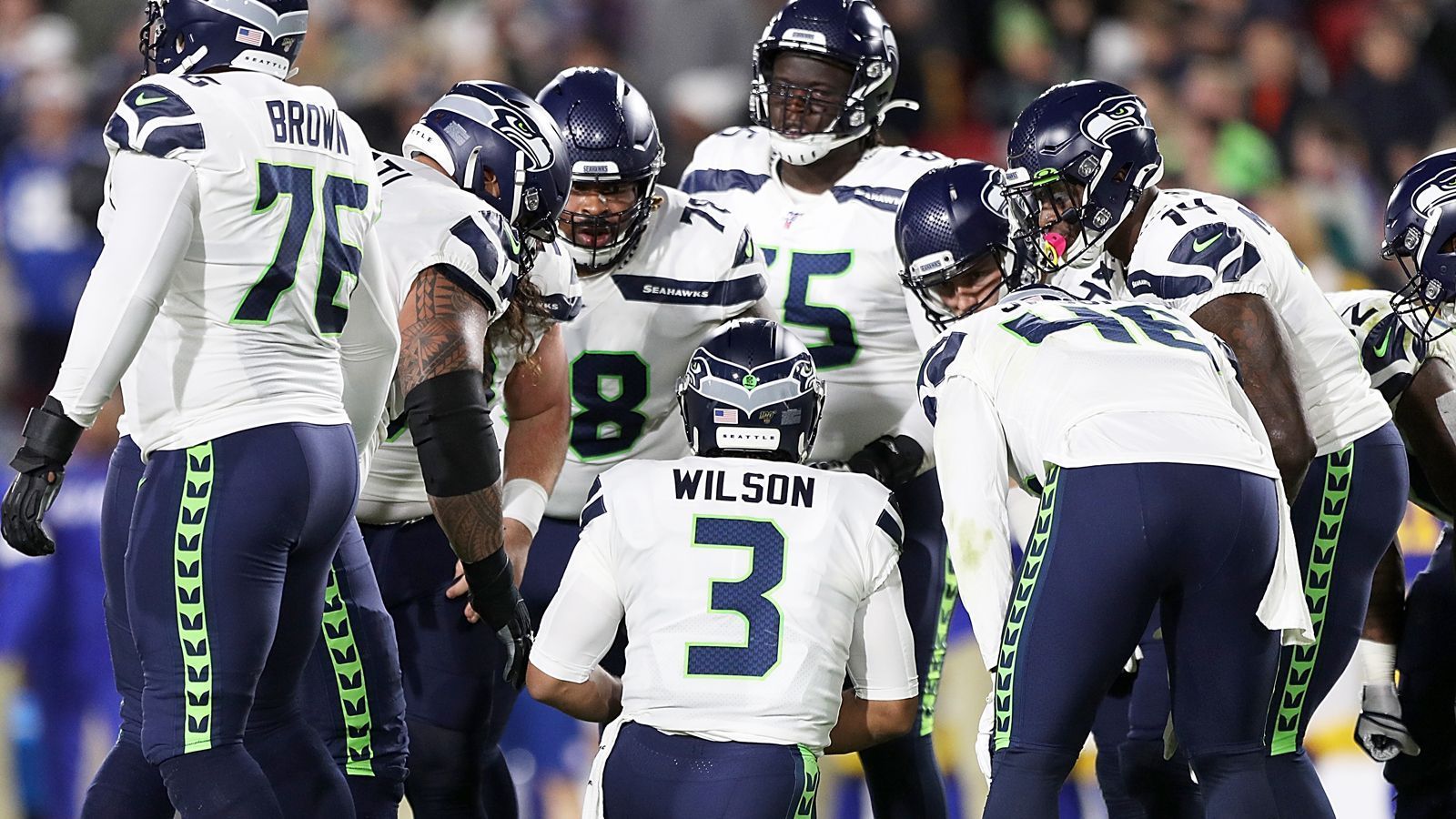 
                <strong>Passing Offense: Seattle Seahawks </strong><br>
                Für die Carolina Panthers ist die Saison bereits vorzeitig und auf negativer Note beendet. Der langjährige Head Coach Ron Rivera wurde entlassen, Franchise-Quarterback Cam Newton plagt sich immer noch mit Verletzungen rum und die Playoffs sind nicht mehr zu erreichen. Jetzt kommen die Seattle Seahawks, die nicht nur zu den ligaweit besten Teams gehören, sondern auch noch erbittert um die NFC West kämpfen. MVP-Kandidat Russell Wilson wird seine Offense also hochmotiviert über das Feld führen wollen - eine gute Voraussetzung um ihm beim Fantasy Manager zu vertrauen. 
              