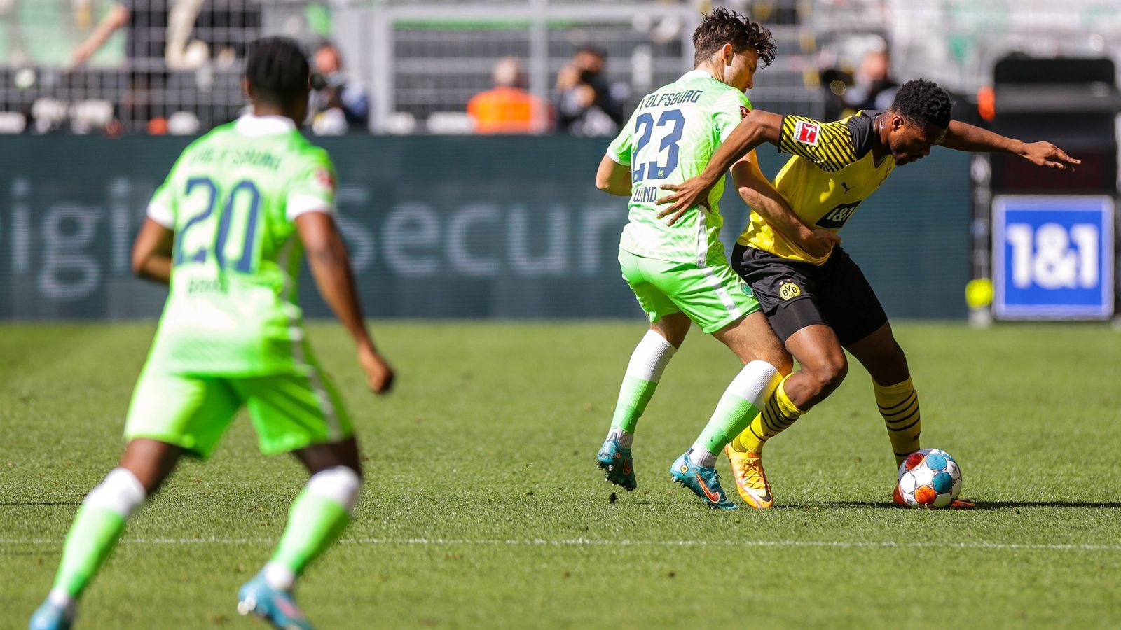 
                <strong>Dan-Axel Zagadou</strong><br>
                Fällt beim Torspektakel im heimischen Stadion am wenigsten auf, defensiv ist lange Zeit aber auch nicht allzu viel los. Vor dem 1:6 agiert er zu zögerlich. ran-Note: 4
              