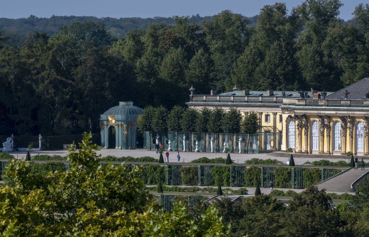 Prunk auf 2.064 Hektar: Die "Schlösser und Parks von Potsdam und Berlin" zählen zu den größten Welterbe-Stätten hierzulande. 1990 wurde die Kultur-Landschaft in die Unesco-Liste aufgenommen - und zum Sinnbild der deutschen Wiedervereinigung. Das Potsdamer Schloss Sanssouci mit seinen Weinberg-Terrassen, im 18. Jahrhundert als Sommer-Residenz für König Friedrich II errichtet, ist der älteste Teil des Ensembles. Zum prachtvolle