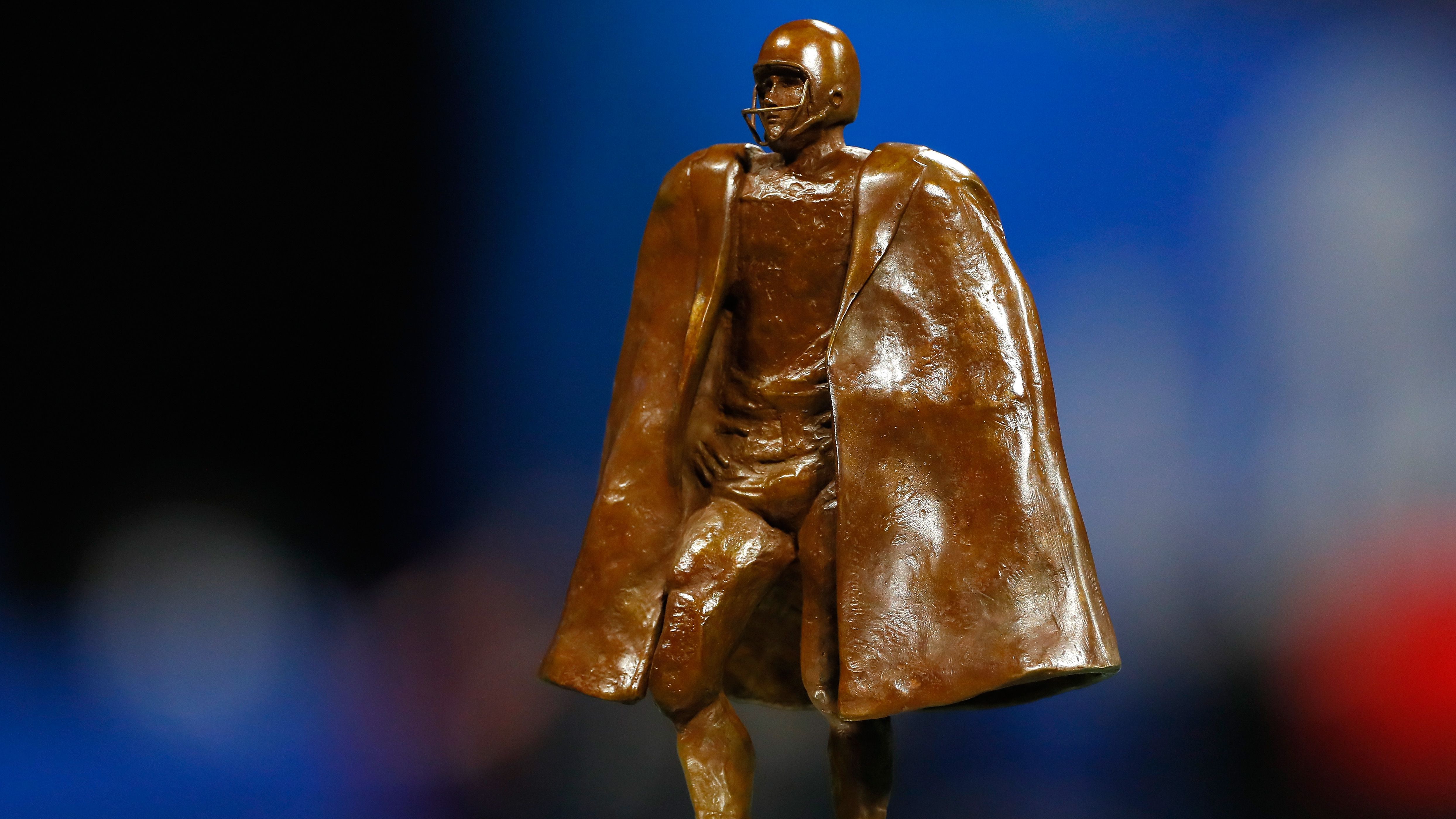 <strong>Die Nominierten für den Walter Payton Man of the Year</strong><br> Die NFL würdigt mit dem Award Spieler, die herausragende Leistungen erbringen und daneben auch mit ihrem Engagement abseits des Platzes einen bleibenden Eindruck hinterlassen. Jedes NFL-Team nominiert einen Spieler für die Auszeichnung, in Summe sind also 32 NFL-Stars nominiert.