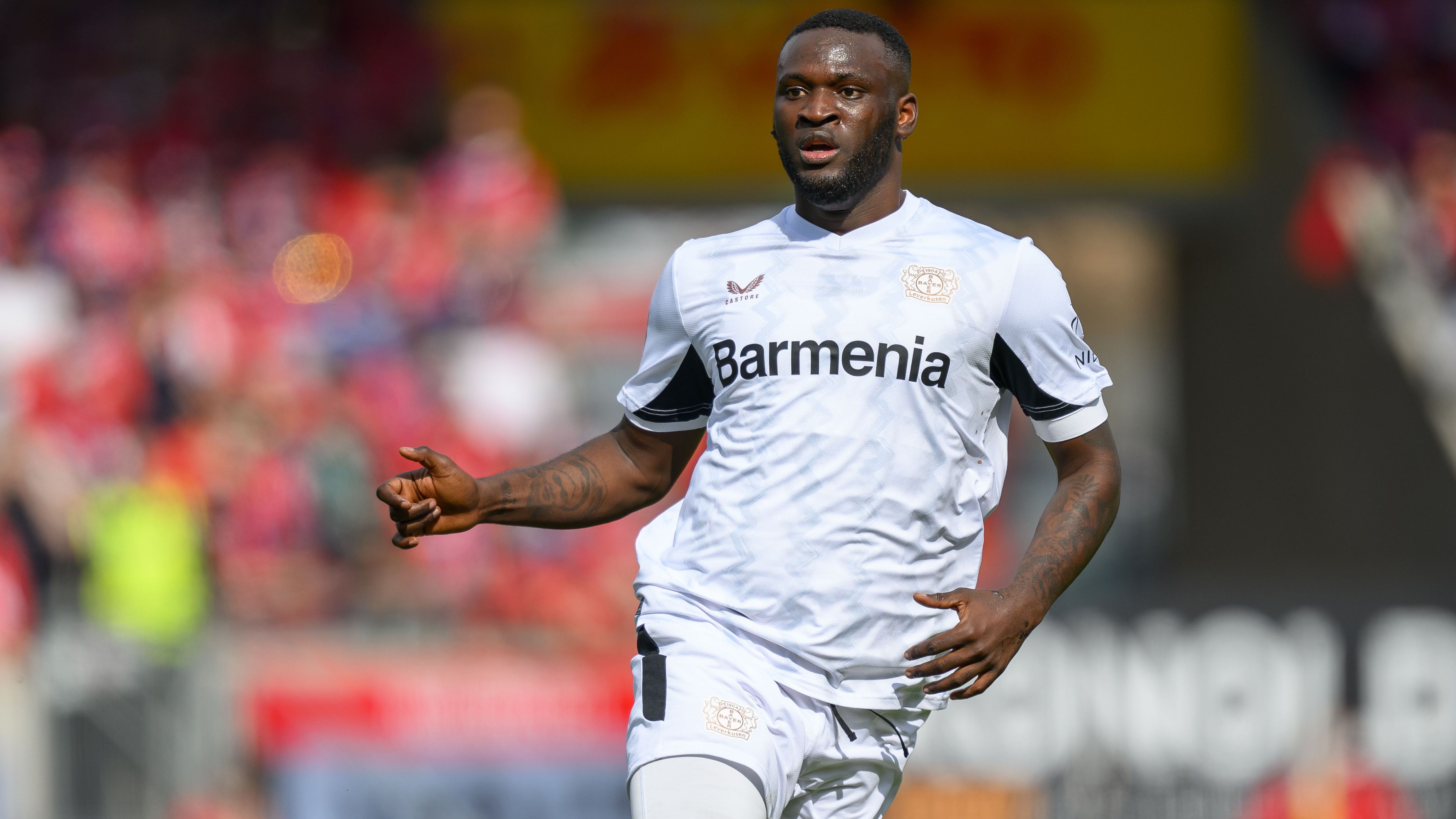 <strong>Victor Boniface (Bayer Leverkusen)</strong><br>Nachdem Victor Boniface im Januar 2025 doch nicht nach Saudi-Arabien wechselte, könnte nun ein Abgang des Leverkusen-Stürmers bevorstehen. Laut dem Transfermarkt-Experten Sacha Tavolieri gibt es Gespräche zwischen dem Stürmer und Serie-A-Klub AC Milan. In Italien müsste Boniface allerdings in der Saison 2025/26 auf Europapokal-Einsätze verzichten, da die "Rossoneri" die Qualifikation verpasst haben. Bei Bayer läuft der Boniface-Vertrag noch bis 2028.