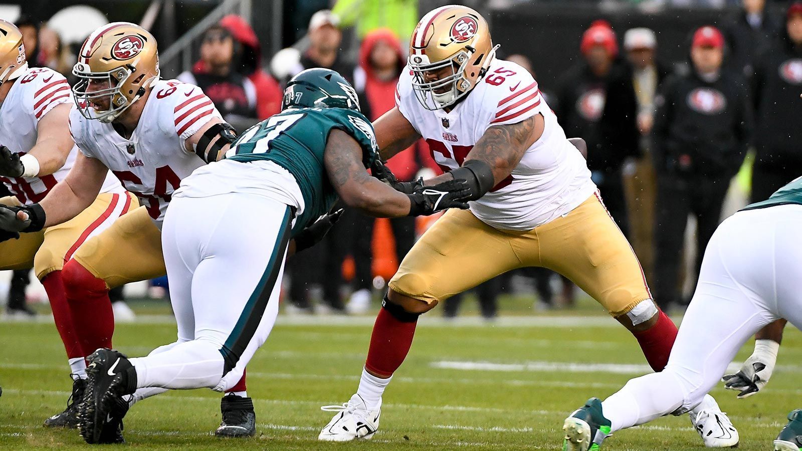 
                <strong>San Francisco 49ers – OT</strong><br>
                Der Verlust von Mike McGlinchey auf der rechten Seite der Offensive Line dürfte den San Francisco 49ers richtig wehgetan haben. Hier braucht es Ersatz, besonders da die Quarterbacks Trey Lance und Brock Purdy bereits mit Verletzungen zu kämpfen hatten. Allerdings sind die 49ers erst in der dritten Runde des Drafts zum ersten Mal dran. Es wird also wohl eher eine mittelfristige als eine kurzfristige Lösung werden.
              