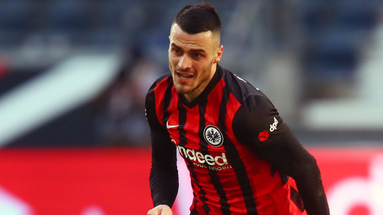 
                <strong>Filip Kostic</strong><br>
                Der Serbe wirbelt in der ersten Hälfte viel über die linke Seite und spielt Niklas Süle dabei fast schwindelig. Bereitet den Führungstreffer der Frankfurter (12.) mit einer perfekten Flanke vor und sorgt im weiteren Verlauf auch weiter für Gefahr. Hat in der zweiten Halbzeit – wie alle Offensivakteure der SGE – dann Probleme sich in Szene zu setzen. ran-Note: 2
              