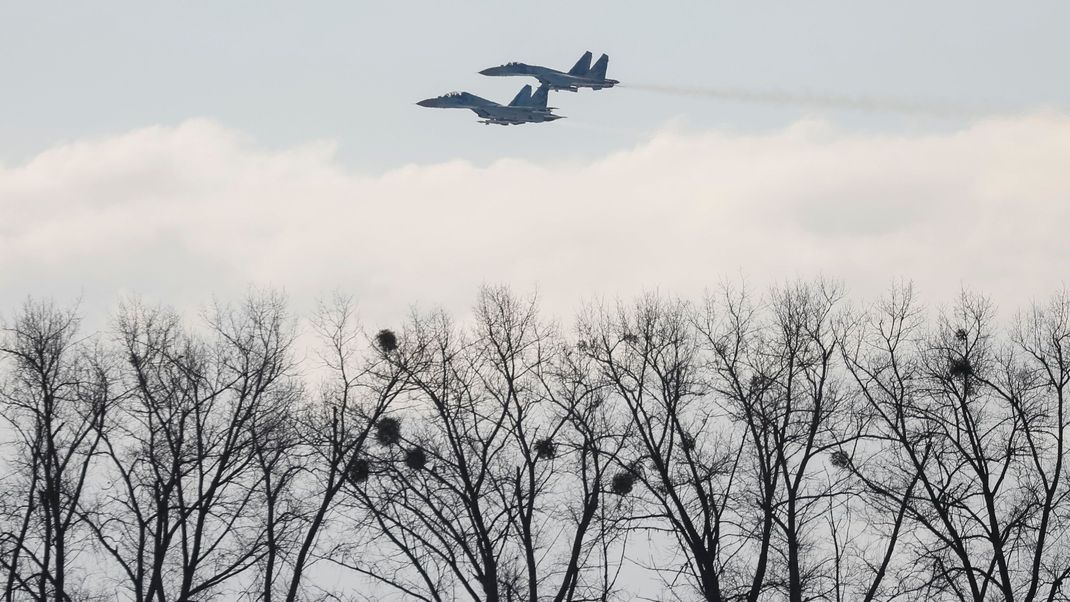 Ukrainische Su-27-Jets über einem Luftwaffenstützpunkt nahe Schytomyr im Jahr 2018.
