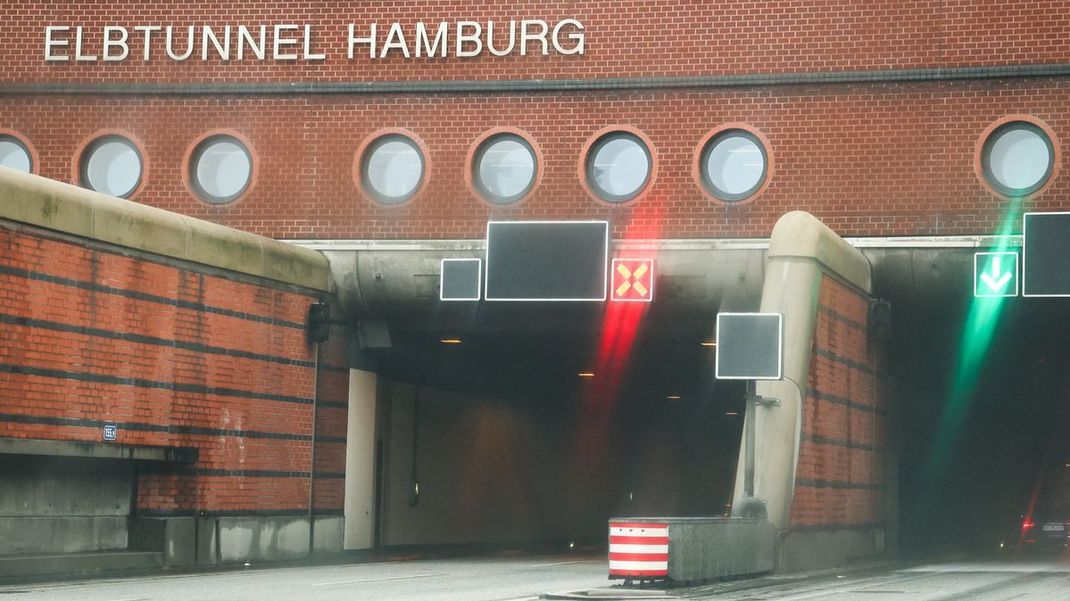 Wegen Bauarbeiten ist der Hamburger Elbtunnel am Wochenende gesperrt - Umleitungen führen über die A1 und die Neuen Elbbrücken.