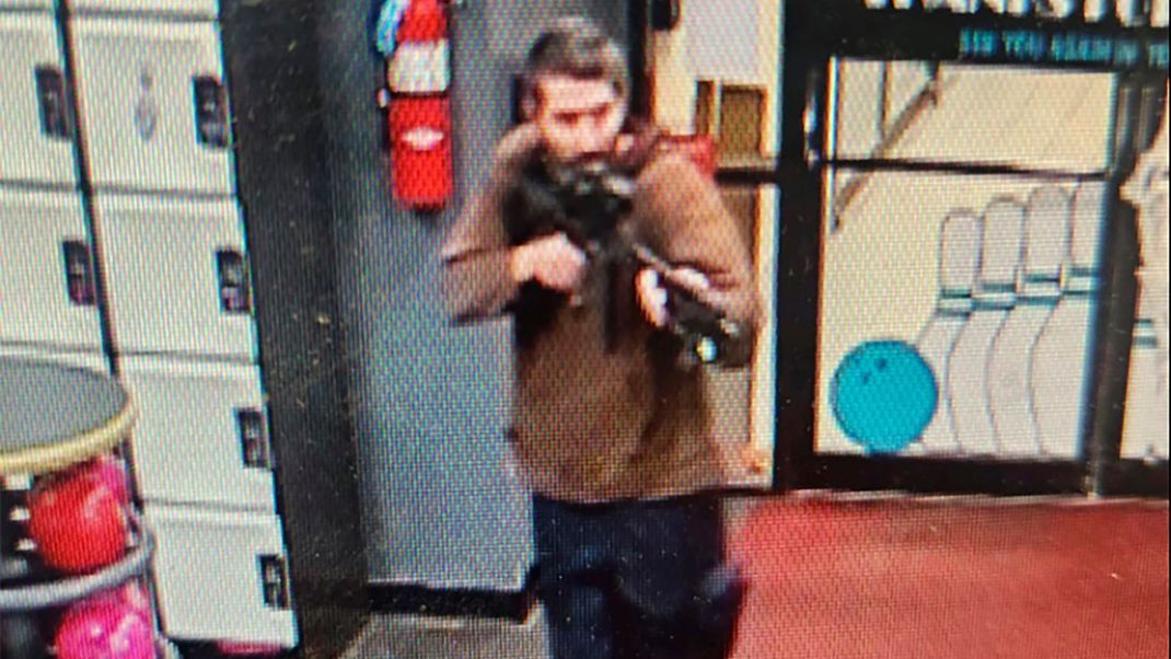 Das von der Polizei veröffentlichte Bild soll den bisher nicht identifizierten Schützen zeigen.