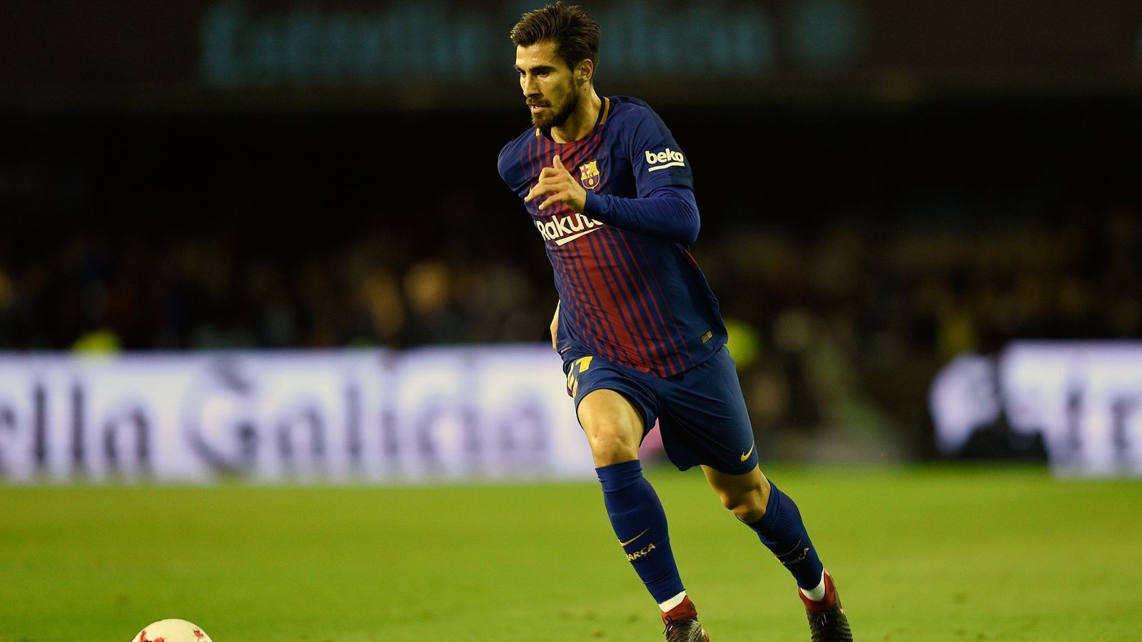 
                <strong>Andre Gomes (FC Everton)</strong><br>
                Neben Mina verpflichtete Everton noch dessen früheren und aktuellen Mannschaftskollegen Andre Gomes von Barcelona. Der 25-Jährige war seit seinem Wechsel von Valencia zu den Katalanen dort eigentlich immer nur Ergänzungsspieler und will nun in England endlich durchstarten. Bislang klappte das jedoch aus körperlichen Gründen nicht, Gomes laboriert immer noch an einer Muskelverletzung, die den Portugiesen wohl noch bis Ende September außer Gefecht setzt. Gomez ist zunächst nur für ein Jahr von Barca an die "Toffees" verliehen (bestätigte Leihgebühr: 2,25 Millionen Euro). Sein Vertrag beim spanischen Meister läuft noch bis 2021.
              