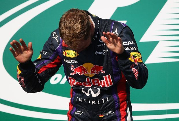
                <strong>Verneigung des Champions</strong><br>
                Vettel ist völlig begeistert von der Stimmung unter den motorsportverrückten Fans in den USA. Noch auf dem Podium verneigt er sich vor dem Publikum, das für eine besondere Atmosphäre sorgt
              