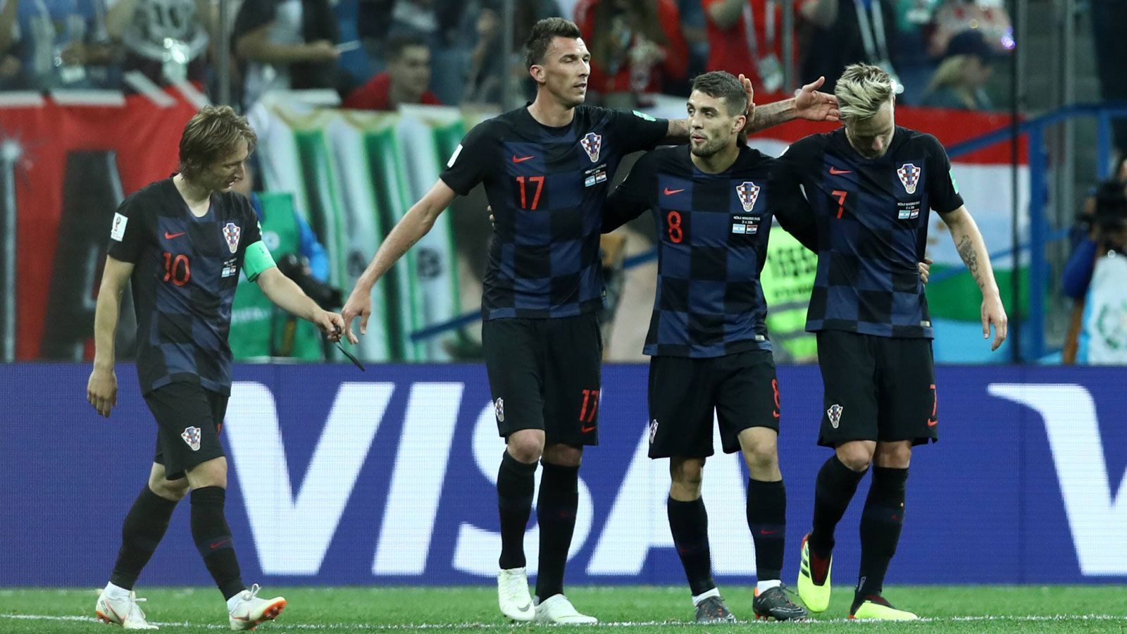 
                <strong>1. Gruppe D: Kroatien</strong><br>
                Auch Luka Modric und Mario Mandzukic dürfen sich bereits vor dem letzten Spieltag auf das Achtelfinale vorbereiten. Nach einem Sieg gegen Nigeria und einem überzeugenden 3:0-Erfolg gegen Argentinien ist den Kroaten ein Platz im Achtelfinale sicher. Gegen Island kommt dann eine B-Elf zum Einsatz, und sichert mit einem 2:1 den Gruppensieg ab. Mit Dänemark kommt es im Achtelfinale nun zum Duell mit dem Zweiten der Gruppe C.
              
