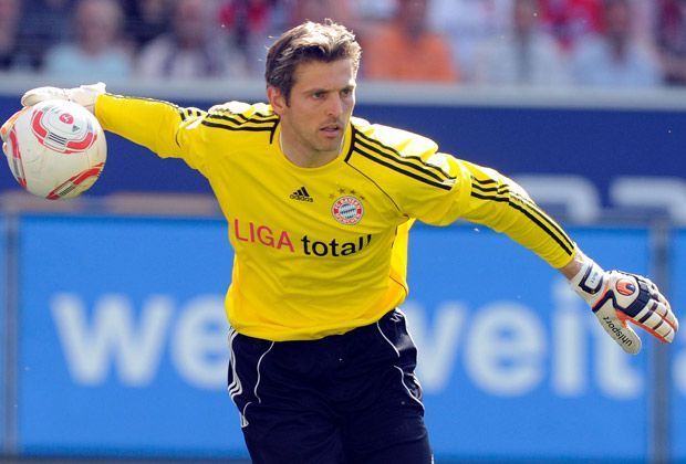 
                <strong>Hans-Jörg Butt</strong><br>
                Er wird beim Legendenspiel (ab 17:30 Uhr live bei kabel eins und auf ran.de) das Tor hüten: Hans-Jörg Butt. Für den FC Bayern stand der Keeper zwischen 2008 und 2012 insgesamt 63 Mal auf dem Rasen und feierte den Gewinn der Meisterschaft und den Pokalsieg in Berlin.
              