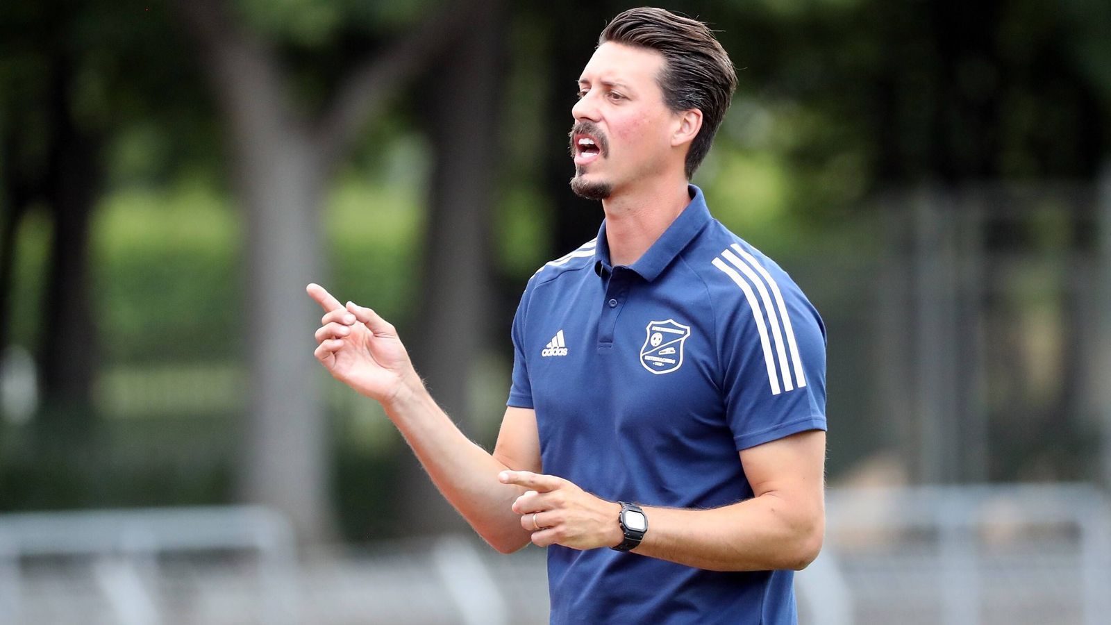 
                <strong>Sandro Wagner (SpVgg Unterhaching/Regionalliga Bayern)</strong><br>
                Eigentlich sollte Ex-Stürmerstar Sandro Wagner im Sommer 2021 die U19 der SpVgg Unterhaching übernehmen. Nach dem Abstieg des bisherigen Drittligisten in die Regionalliga Bayern und dem Aus des bisherigen Coaches Arie van Lent wurde Wagner in Unterhaching jedoch direkt zum Cheftrainer der ersten Mannschaft befördert. "Die Möglichkeit, jetzt direkt die erste Mannschaft als Trainer zu übernehmen, macht mich stolz - und ich bin sehr dankbar für das große Vertrauen der Vereinsführung", sagte Wagner über den spontanen Karrieresprung. Der 33-Jährige hatte seine aktive Karriere im Sommer 2020 im Anschluss an ein China-Engagement bei Tianjin Teda beendet. Während seiner Laufbahn spielte der 1,94 Meter große Ex-Stürmer unter anderem für die Bayern, Bremen und Hoffenheim. 
              