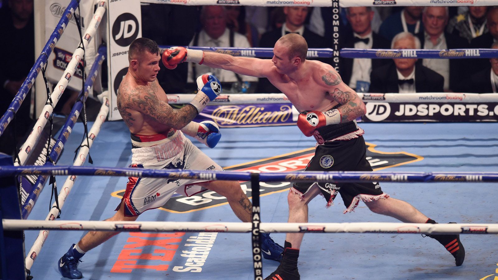 
                <strong>George Groves vs. Martin Murray</strong><br>
                In einem Alles-oder-Nichts-Kampf gegen Landsmann Martin Murray waren beide Protagonisten zum Siegen verdammt. Nur der Gewinner würde eine sportliche Zukunft haben, soviel war klar. Mit seinem neuen Trainer, Shane McGuigan, und dem alten Trainingsgefährten David Haye kriegte Groves die Kurve, gewann einstimmig nach Punkten. Danach war Groves plötzlich wieder im Kreis derer, die auf eine WM-Chance hoffen durften. 
              