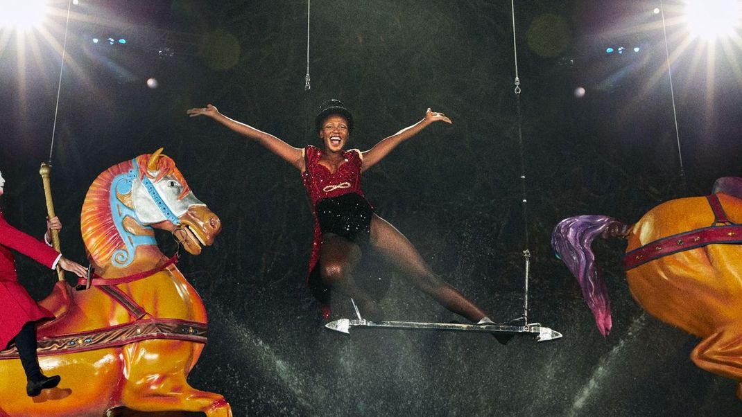 "Ich liebe Action, ich liebe Nervenkitzel. Ich hab richtig Lust darauf." Voller Begeisterung schwingt sich Somajia aufs Trapez und überzeugt Heidi Klum und Starfotograf Max Montgomery am Set. Das ist ihr schönstes Foto des "Cirque du Soleil"-Fotoshootings.
