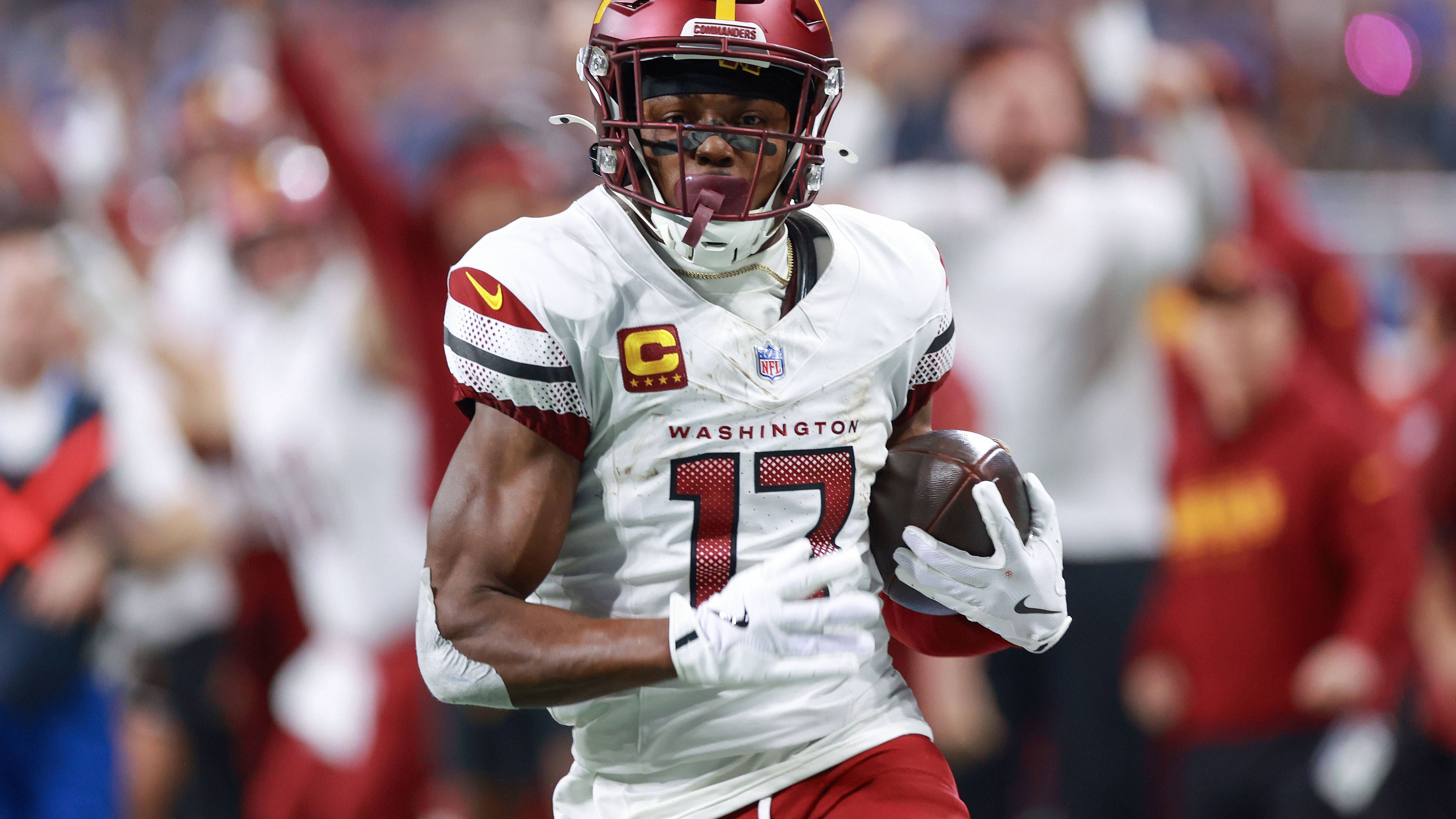 <em><strong>Terry McLaurin (Washington Commanders)</strong><br>Die Washington Commanders haben ihre drängendste Personalie rechtzeitig vor dem Saisonstart vom Tisch bekommen. Wie "ESPN" berichtet, unterschreibt Terry McLaurin einen neuen Dreijahresvertrag über 96 Millionen US-Dollar. Der Star-Receiver hatte auf einen neuen Kontrakt gepocht, spielt aktuell unter einem ebenfalls über drei Jahre laufenden Vertrag, der knapp 68,4 Millionen US-Dollar wert ist und nach dieser Spielzeit endet.</em>