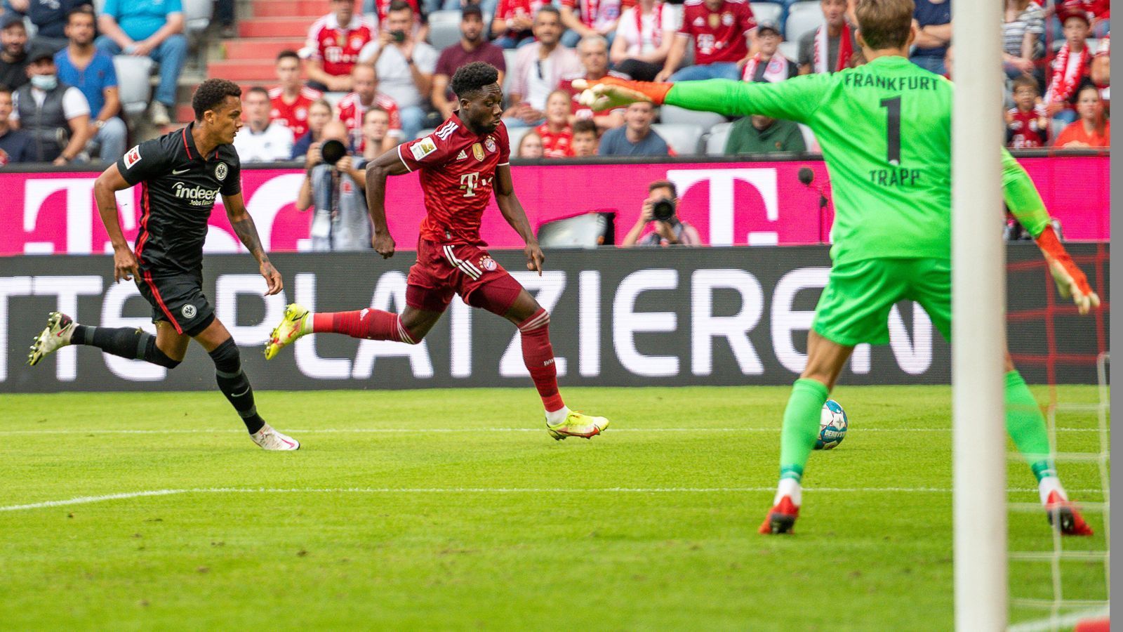 
                <strong>Alphonso Davies</strong><br>
                Sorgt mit seinen tiefen Läufen regelmäßig für Gefahr und bereitet Lewandowskis Kopfballchance in der Anfangsphase stark vor. In der eigenen Hälfte kaum gefordert. Sieht in der 50. Minute für ein taktisches Foul Gelb, danach nicht immer auf der Höhe. ran-Note: 4
              