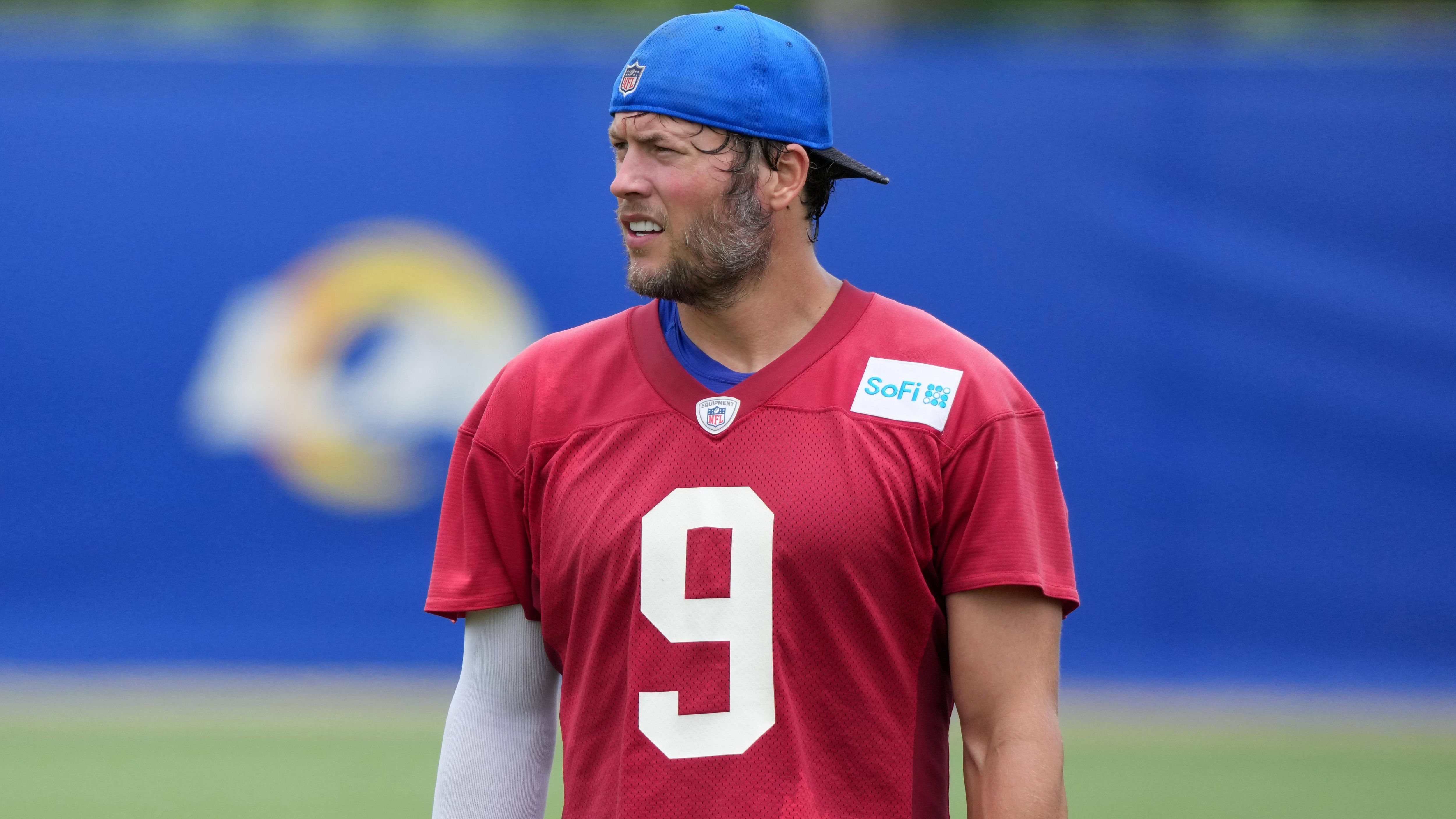 <em><strong>Matthew Stafford (Los Angeles Rams)</strong><br>Rams-Head-Coach Sean McVay erklärte zu Beginn des Training Camps, dass Quarterback Matthew Stafford den Auftakt verpassen und erst in der zweiten Woche dabei sein werde. Nun ist klar: Der Spielmacher wird auch in der zweiten Woche nicht teilnehmen. Demnach hat er weiterhin mit Rückenproblemen zu kämpfen, einen Rückschlag in seiner Reha soll er aber nicht erlitten haben ...</em>