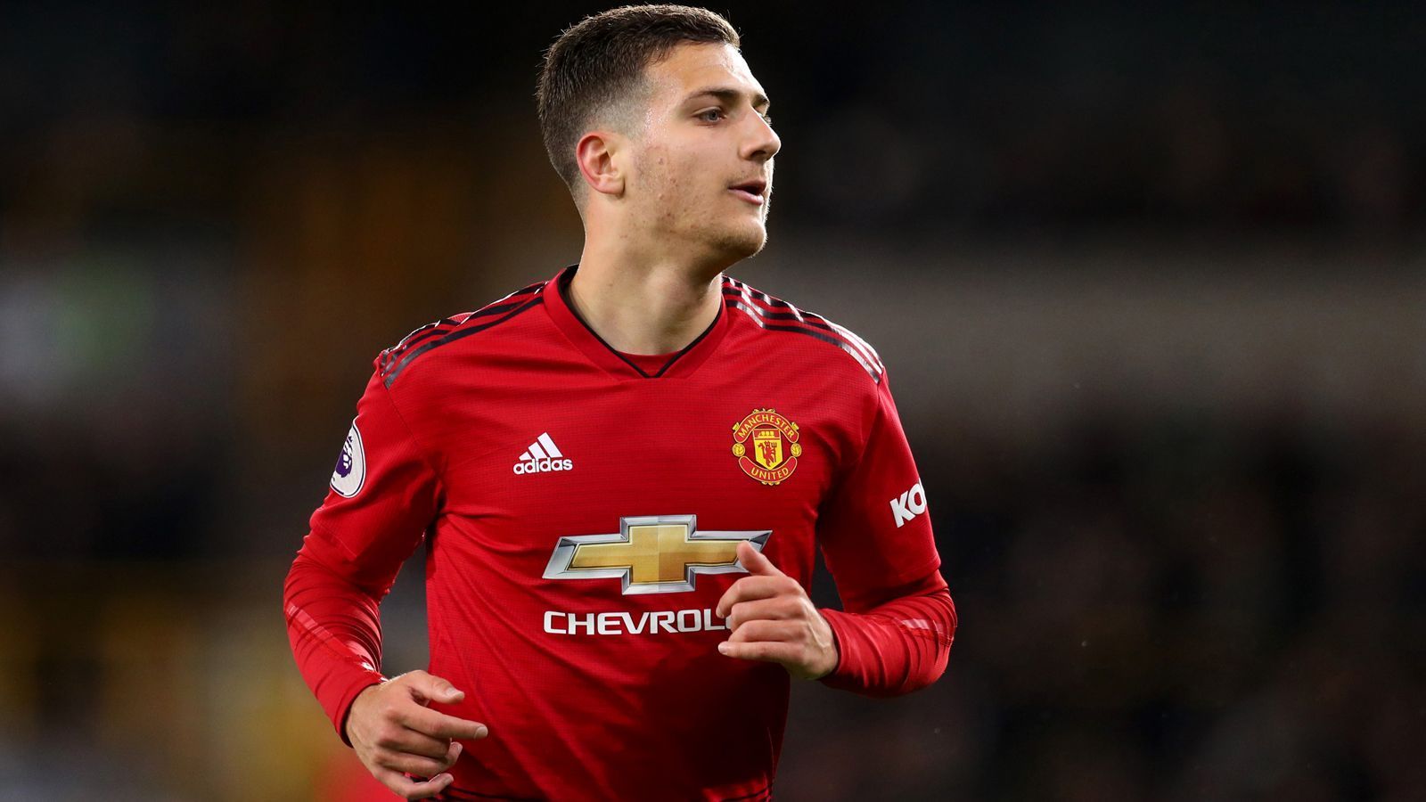 
                <strong>Diogo Dalot (Manchester United)</strong><br>
                Neben Rashford hat sich zuletzt auch der 20 Jahre alte portugiesische Sommer-Neuzugang Diogo Dalot immer öfter in die Elf von Trainer Ole Gunnar Solskjaer gearbeitet. Der gelernte Rechtsverteidiger kam dabei mittlerweile auf der rechten Außenbahn schon auf sämtlichen Positionen zum Einsatz und bewies dabei seine Vielseitigkeit. Im Sommer 2018 ließ sich ManUnited die Dienste Dalots satte 22 Millionen Euro kosten, die die Engländer an den FC Porto überwiesen - kein Schnäppchen für einen Spieler, der zuvor nur acht Mal für die Profis der Portugiesen am Ball war. Nach einem von Verletzungen geprägten Herbst zeigt Dalot jedoch seit Dezember, dass United die auf den ersten Blick doch beachtliche Summe gut investiert zu haben scheint.
              