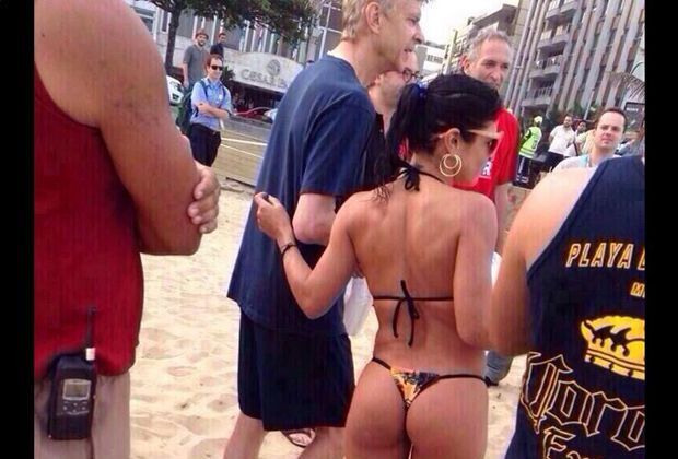 
                <strong>Arsene Wenger</strong><br>
                Nein, hier geht es für einmal nicht um die Dame mit dem knackigen Hintern. Sondern um den älteren Herrn im Hintergrund, Arsene Wenger. Der FC Arsenal-Trainer befindet sich derzeit in Brasilien als TV-Experte für die WM. Er nennt das Arbeit - wir nennen das Urlaub.  
              
