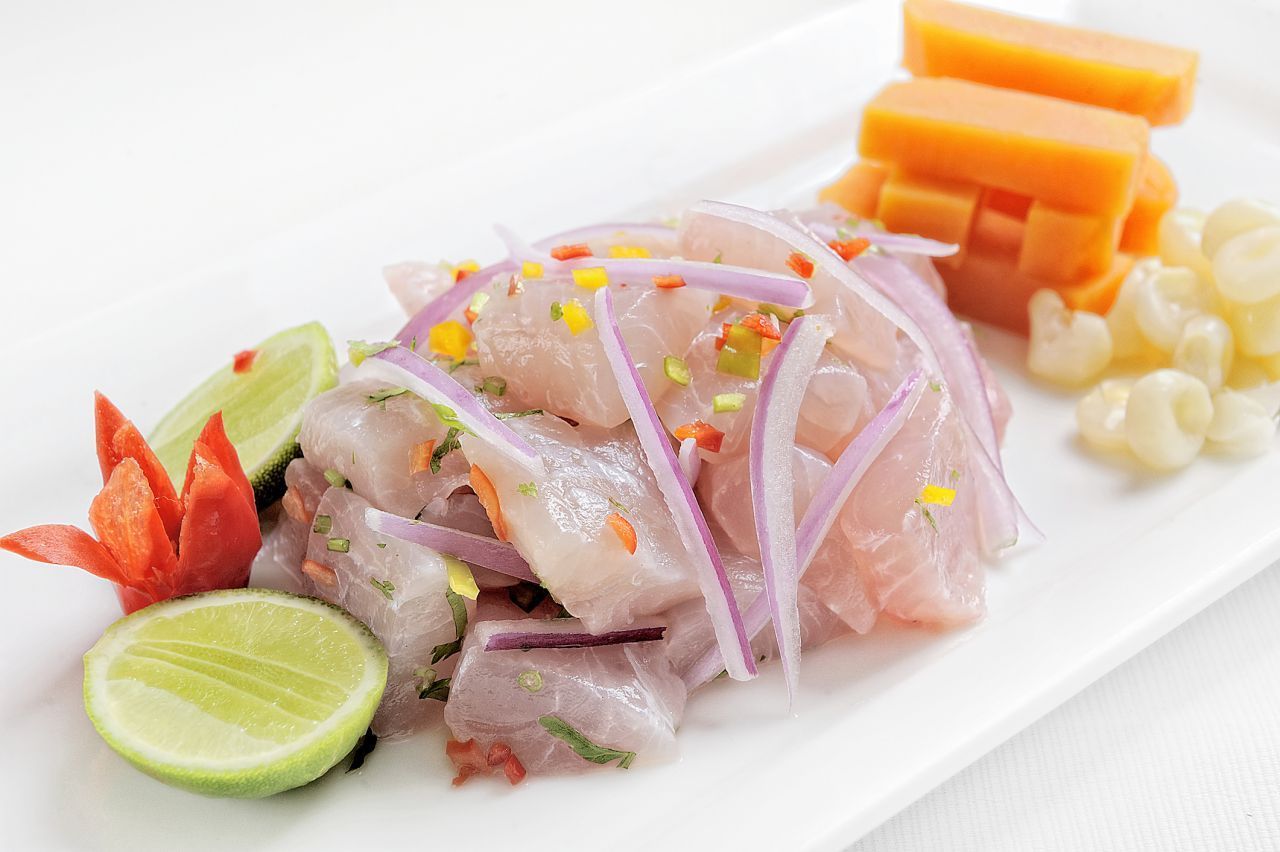 Ceviche ist ein peruanisches Gericht aus rohem Fisch, Zwiebel und Zitrone.