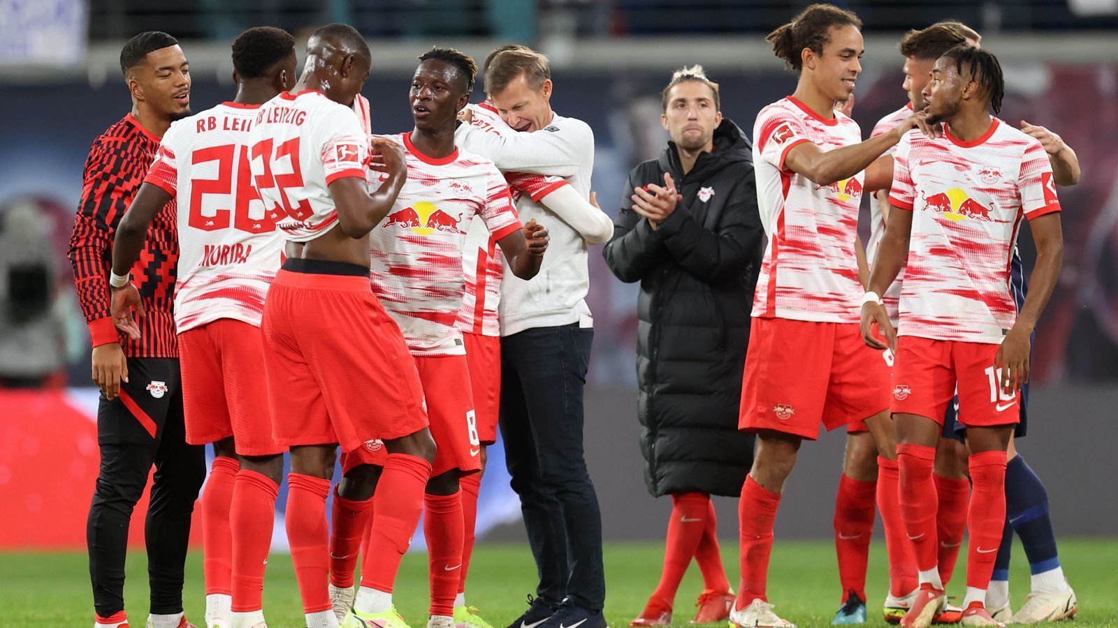 
                <strong>Nach personellem Umbruch: RB Leipzig hinkt gewaltig hinterher</strong><br>
                Trainer Julian Nagelsmann weg, einige Co-Trainer weg, Kapitän Marcel Sabitzer weg, die Innenverteidigung mit Ibrahima Konate und Dayot Upamecano weg. Leipzig erlebte im Sommer 2021 einen Umbruch, den die Sachsen so in ihrer kurzen Bundesliga-Geschichte noch nie hatten. Daher ist es wohl gar nicht so überraschend, dass es unter Nagelsmann-Nachfolger Jesse Marsch (Mi.) noch nicht rund läuft. In der Bundesliga hinkt Vizemeister Leipzig mit zehn Punkten als Achter schon hinterher. Bereits zu diesem frühen Saisonzeitpunkt beträgt der Rückstand auf Tabellenführer Bayern sechs Zähler. Zudem startete Leipzig in der Champions-League-Gruppenphase mit zwei Pleiten, wodurch das Aus in der starken Gruppe mit Paris St. Germain, Manchester City und Brügge möglicherweise schon besiegelt ist.
              